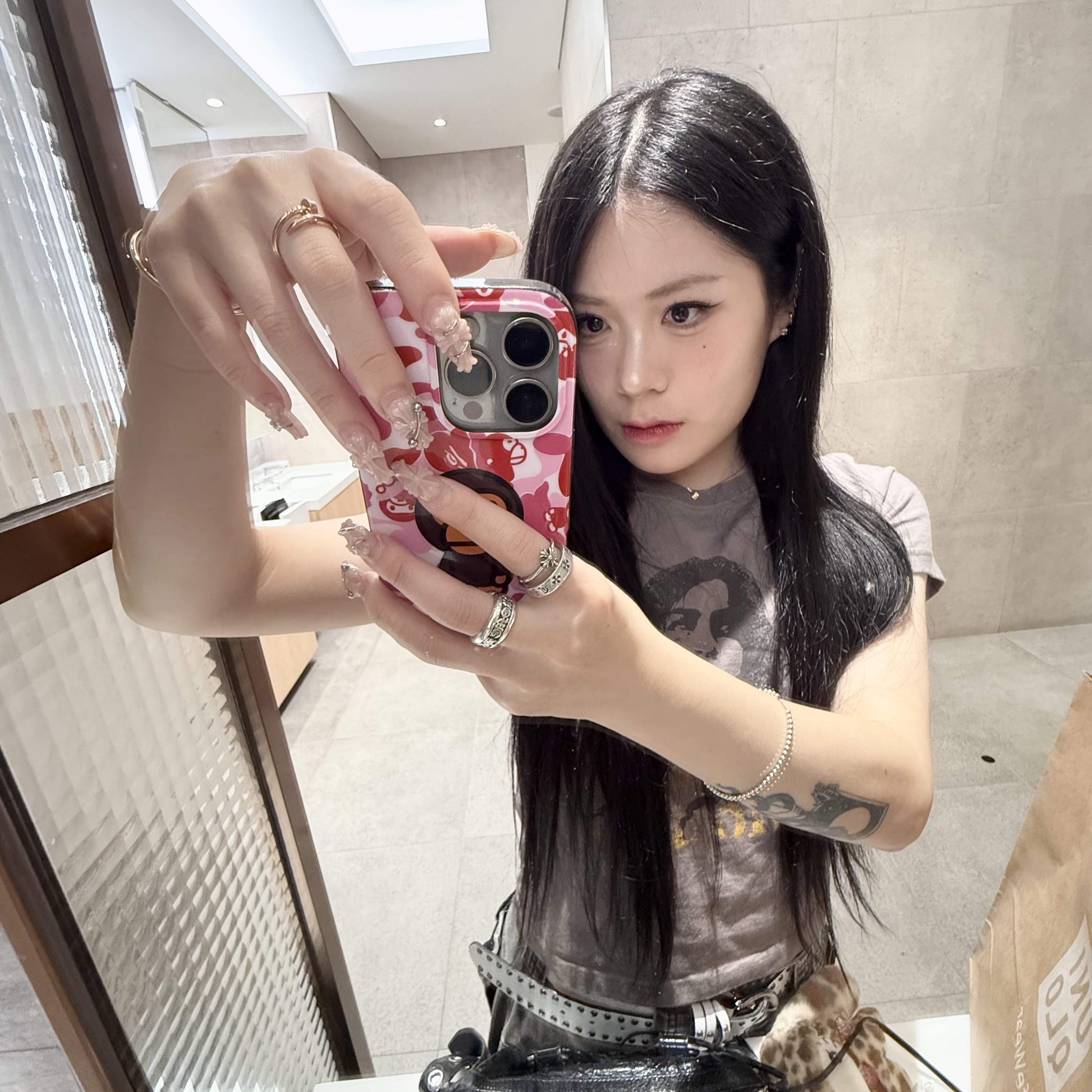 Thevinylhouse Vintage Woman Tee Mocha, BAPE ABC Milo Camo iPhone 16 Pro Max Case Pink 착용 스타일 - 2