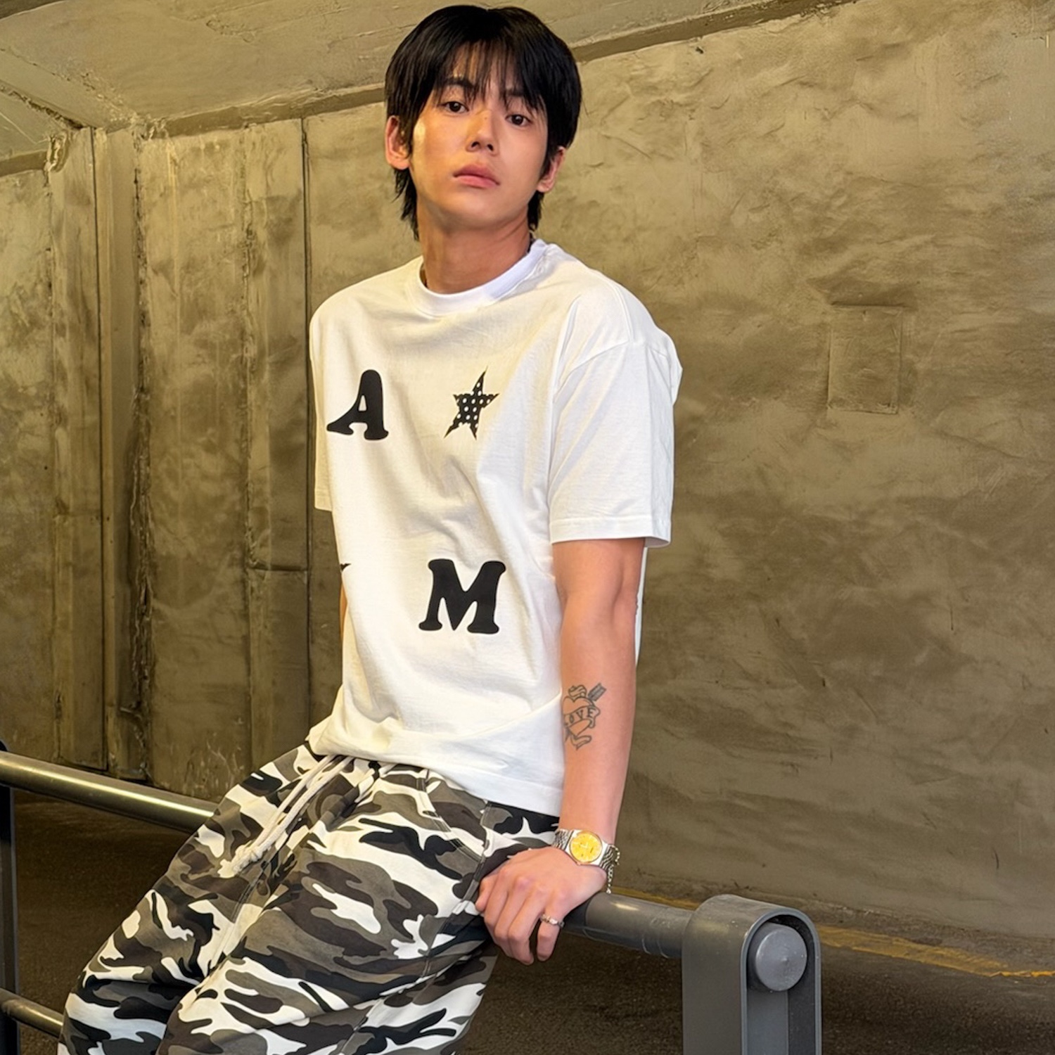AMOU AM Star Half T-Shirts White, AMOU Camo One Tuck Bermuda Pants Beige 착용 스타일 - 1