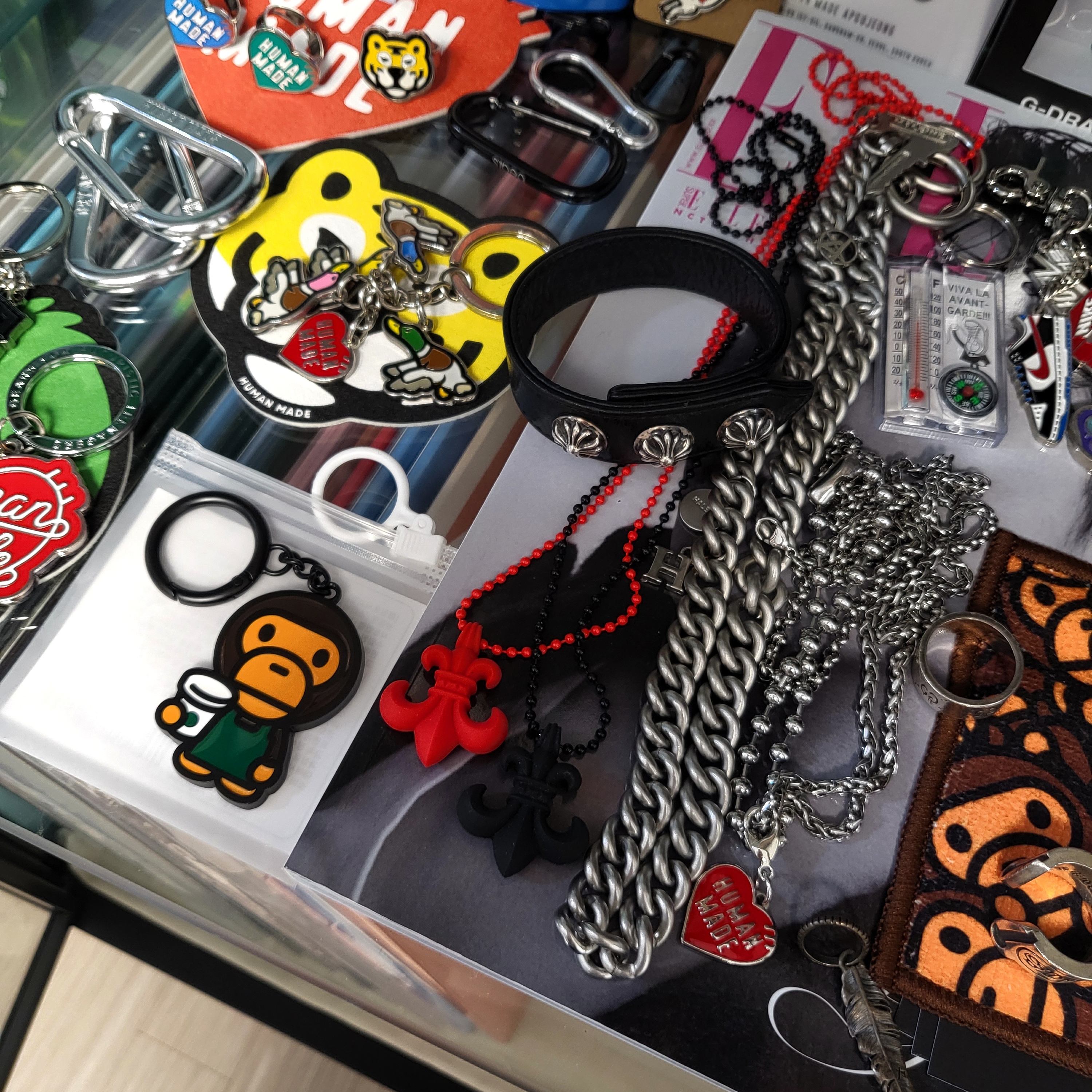 Chrome Hearts Silichrome BS Fleur Pendant Red, Chrome Hearts Silichrome BS Fleur Pendant Black 착용 스타일 - 1