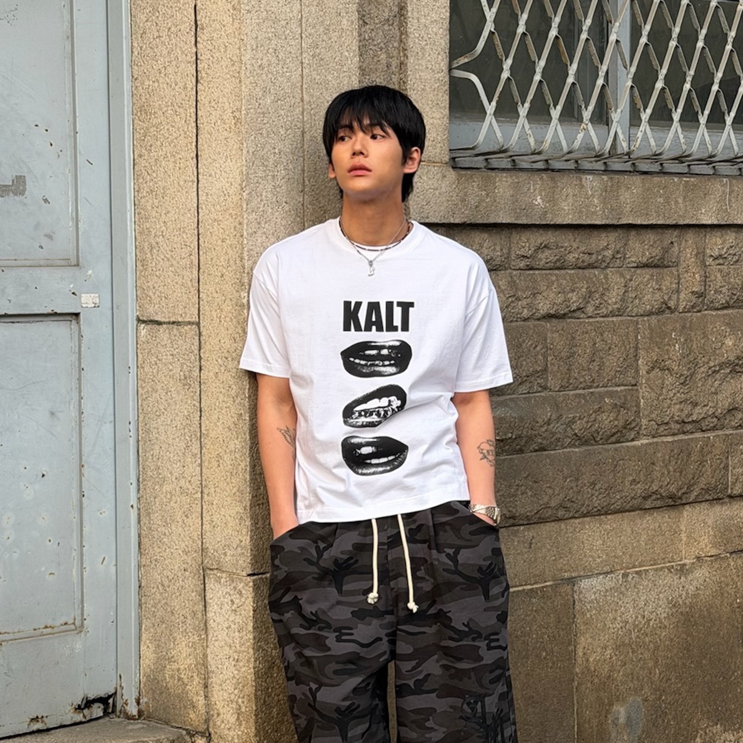 AMOU Camo One Tuck Bermuda Pants Charcoal, AMOU Kalt Lips Half T-Shirts White 착용 스타일 - 1