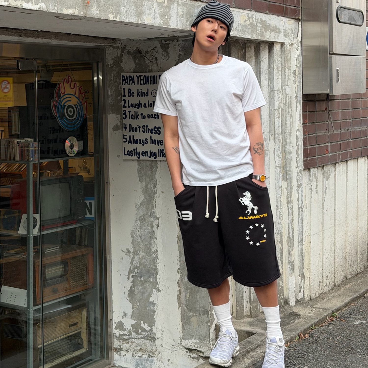 AMOU Horse One Tuck Bermuda Pants Black 착용 스타일 - 2