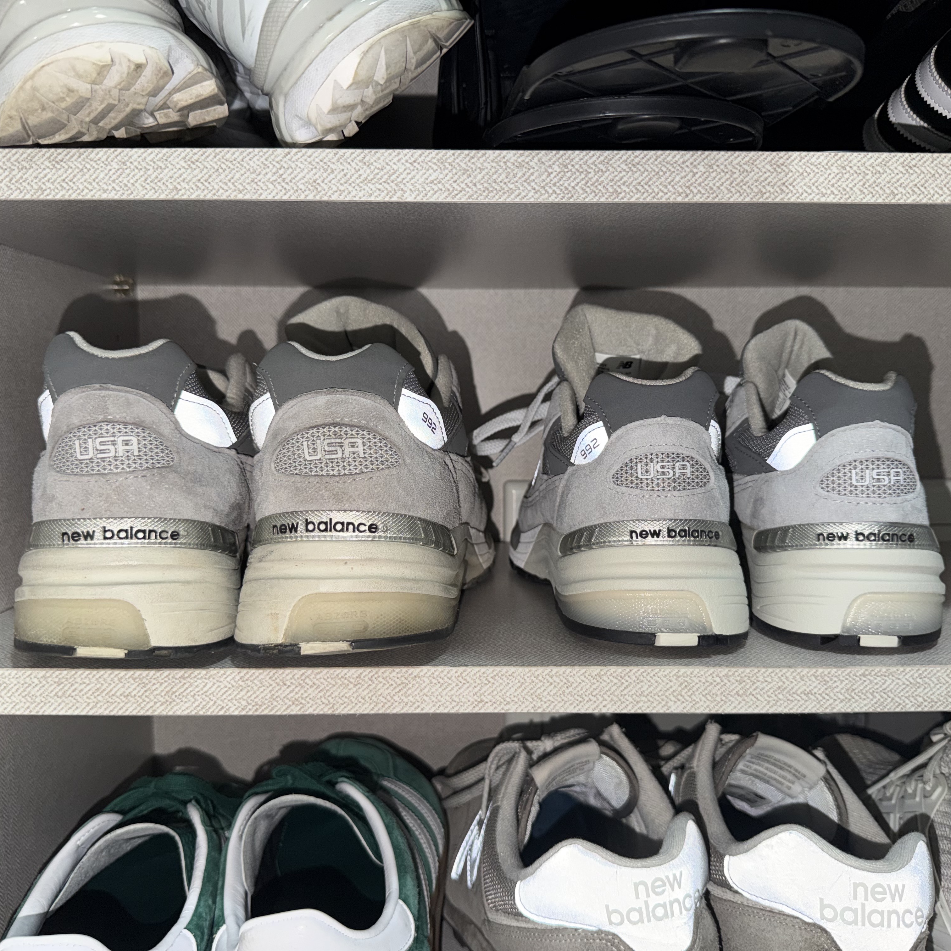New Balance 992 Made in USA Core Grey Silver Metallic 착용 스타일 - 3