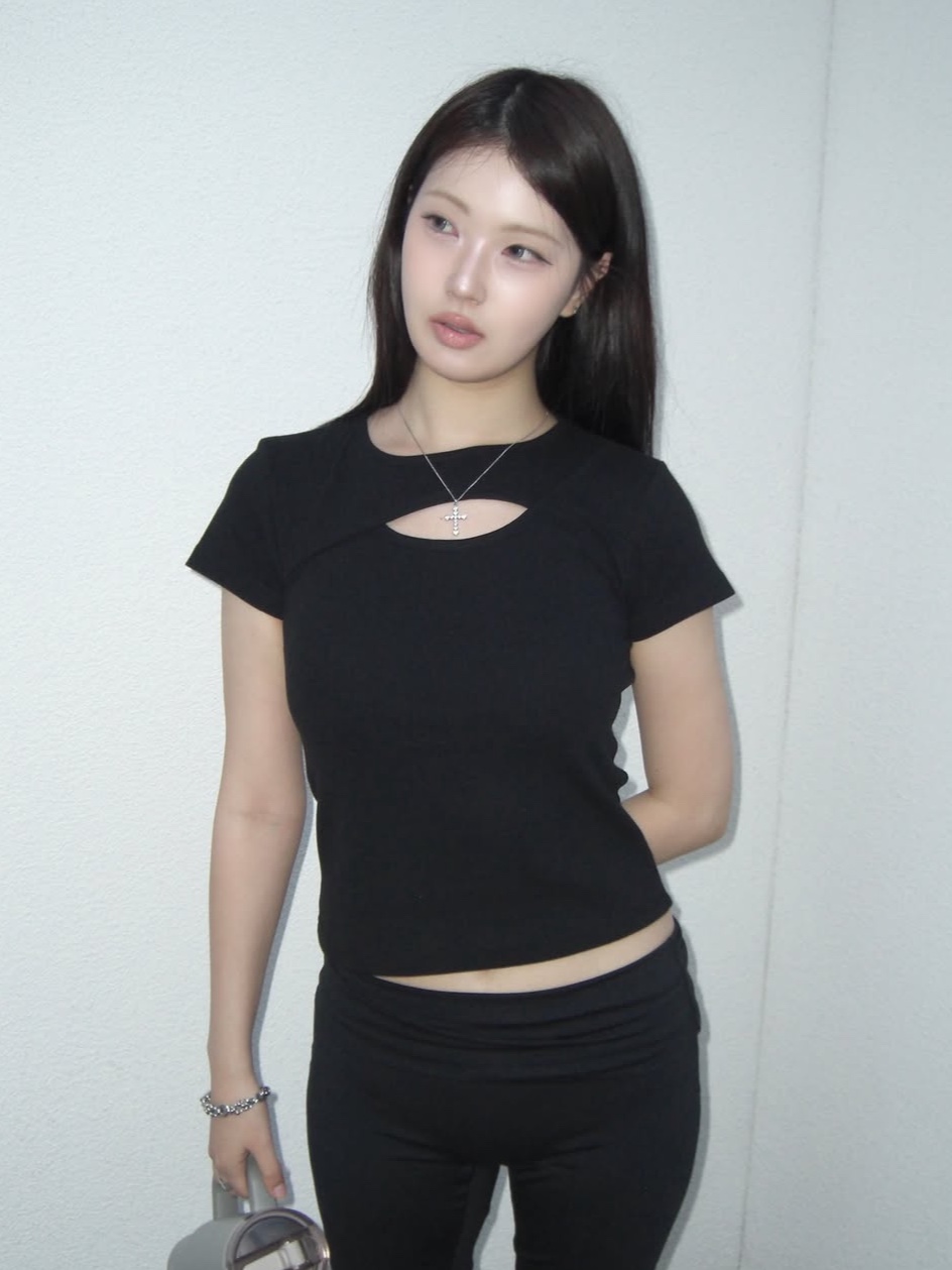 PHOS333 W Slim Fit Slit T-Shirt Black 착용 스타일 - 2
