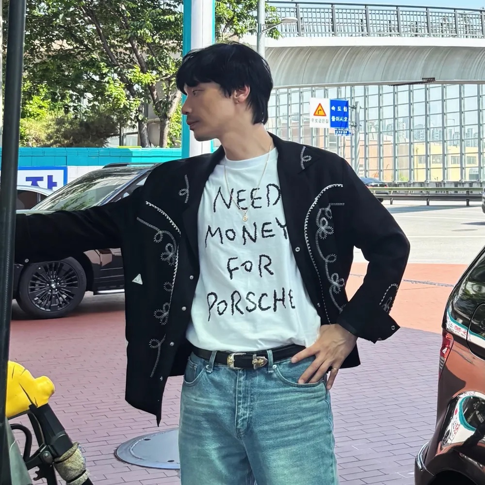 GILDAN X Vintage Collection NEED MONEY FOR PORSHCE T-Shirt (2 Color) 착용 스타일 - 1