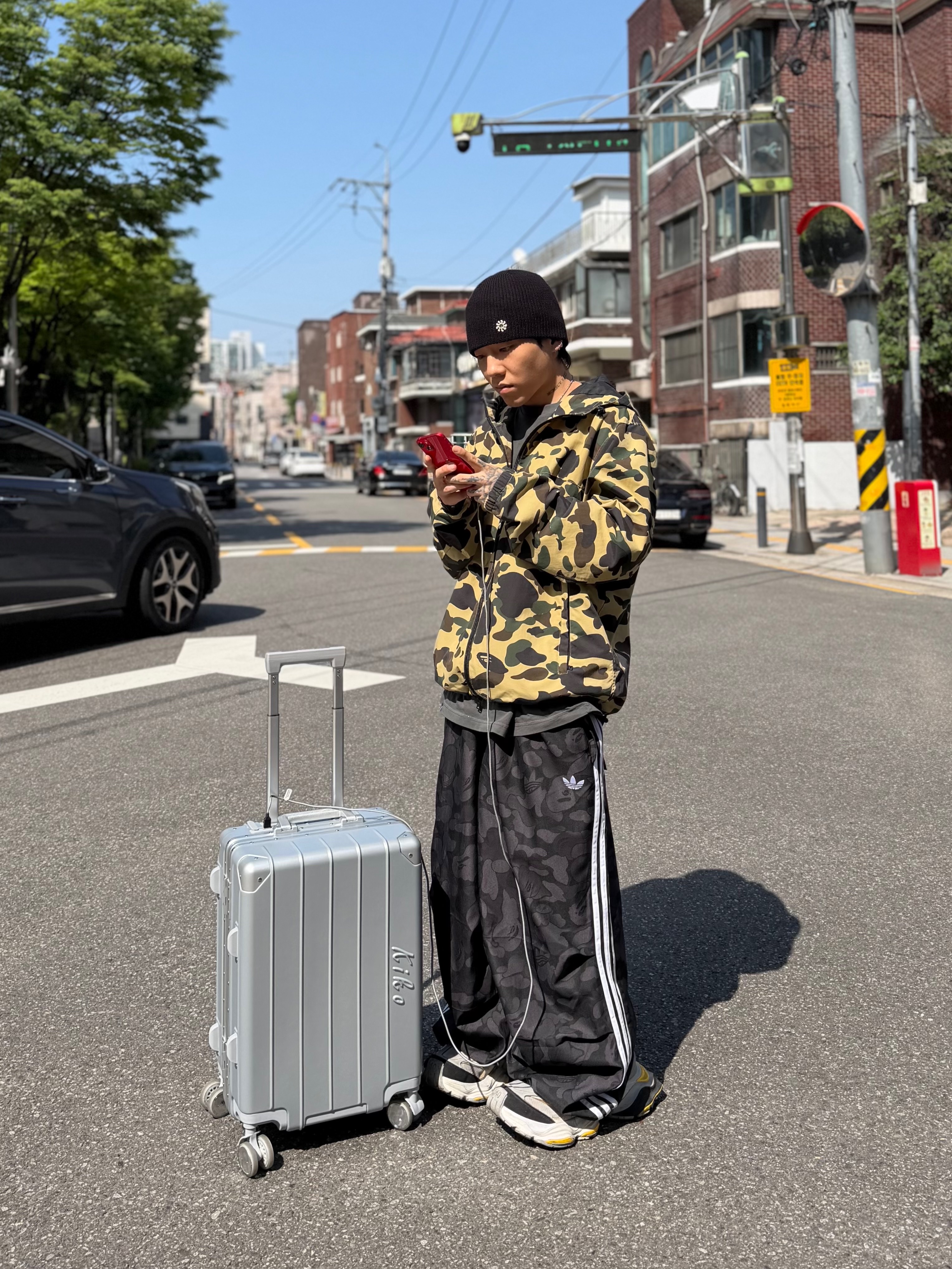 Adidas x BAPE Jacquard Pants Black - KR Sizing, Balenciaga Cargo Sneakers White Grey Orange Blue 착용 스타일 - 4