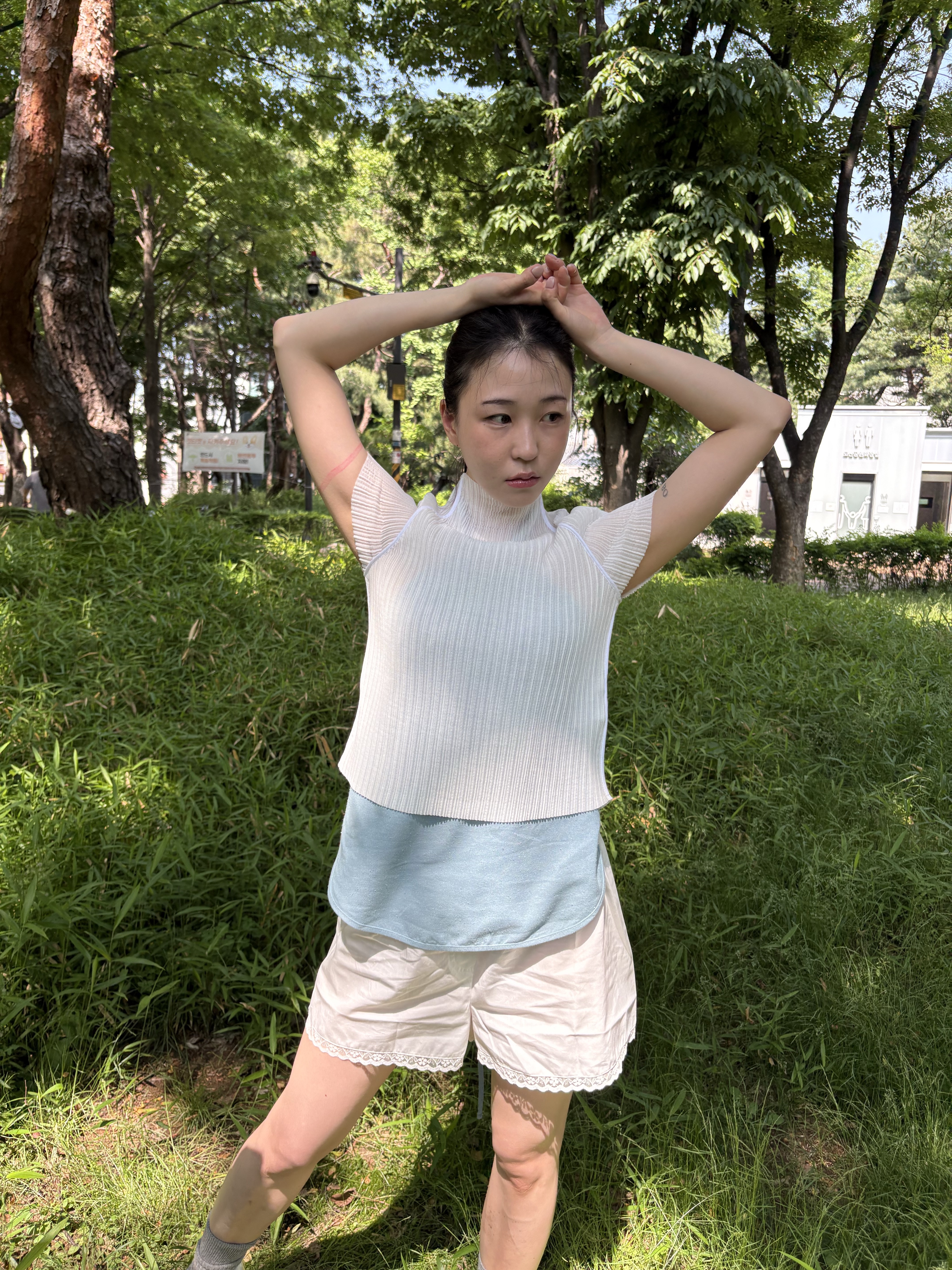 Amomento Women Pleats Raglan Top White - 26SS, Baserange Women Mar Top Seri Blue - 26SS 착용 스타일 - 1