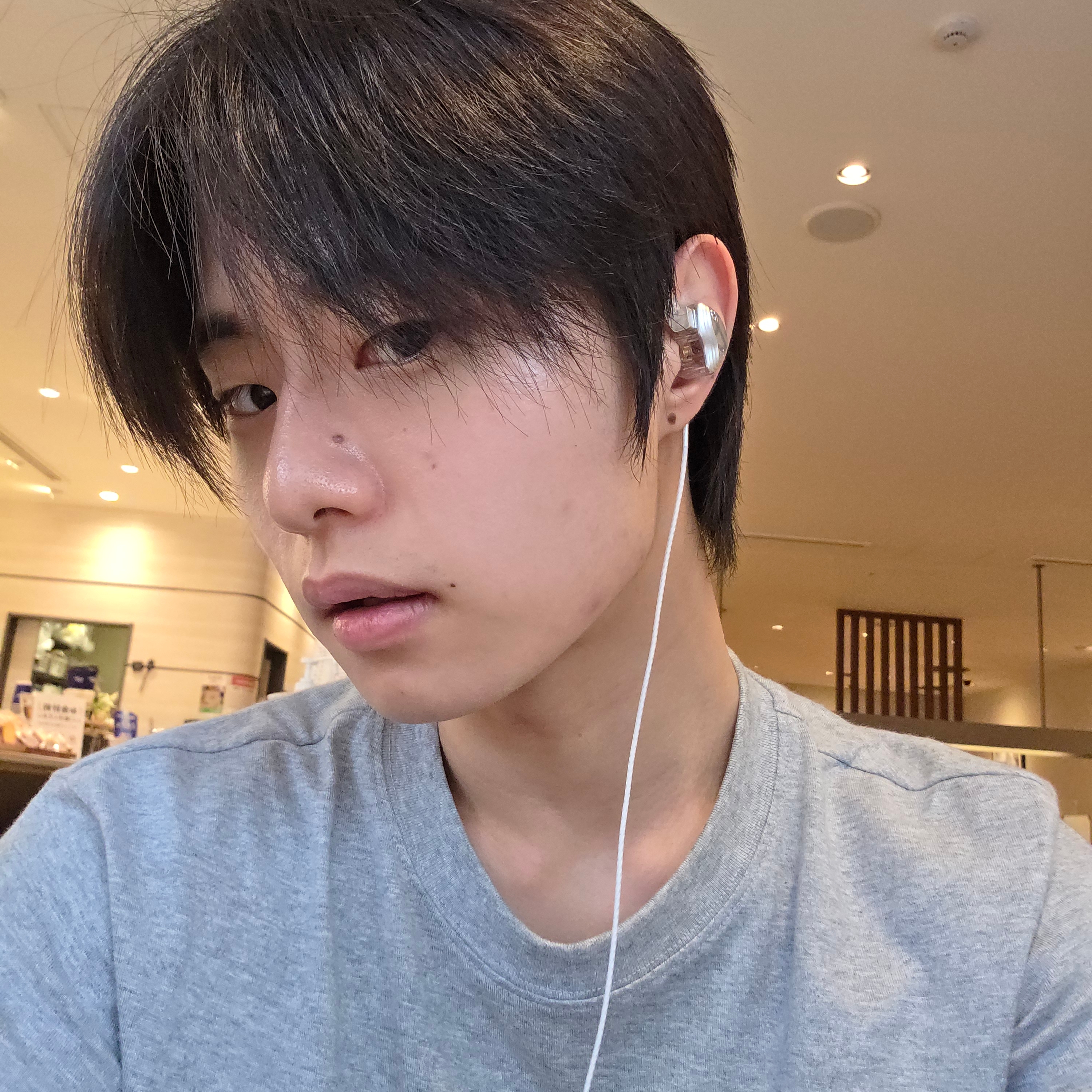NOMANUAL In-Ear Headphones, (W) Uniqlo x Cecilie Bahnsen Graphic T-Shirt Gray 착용 스타일 - 4