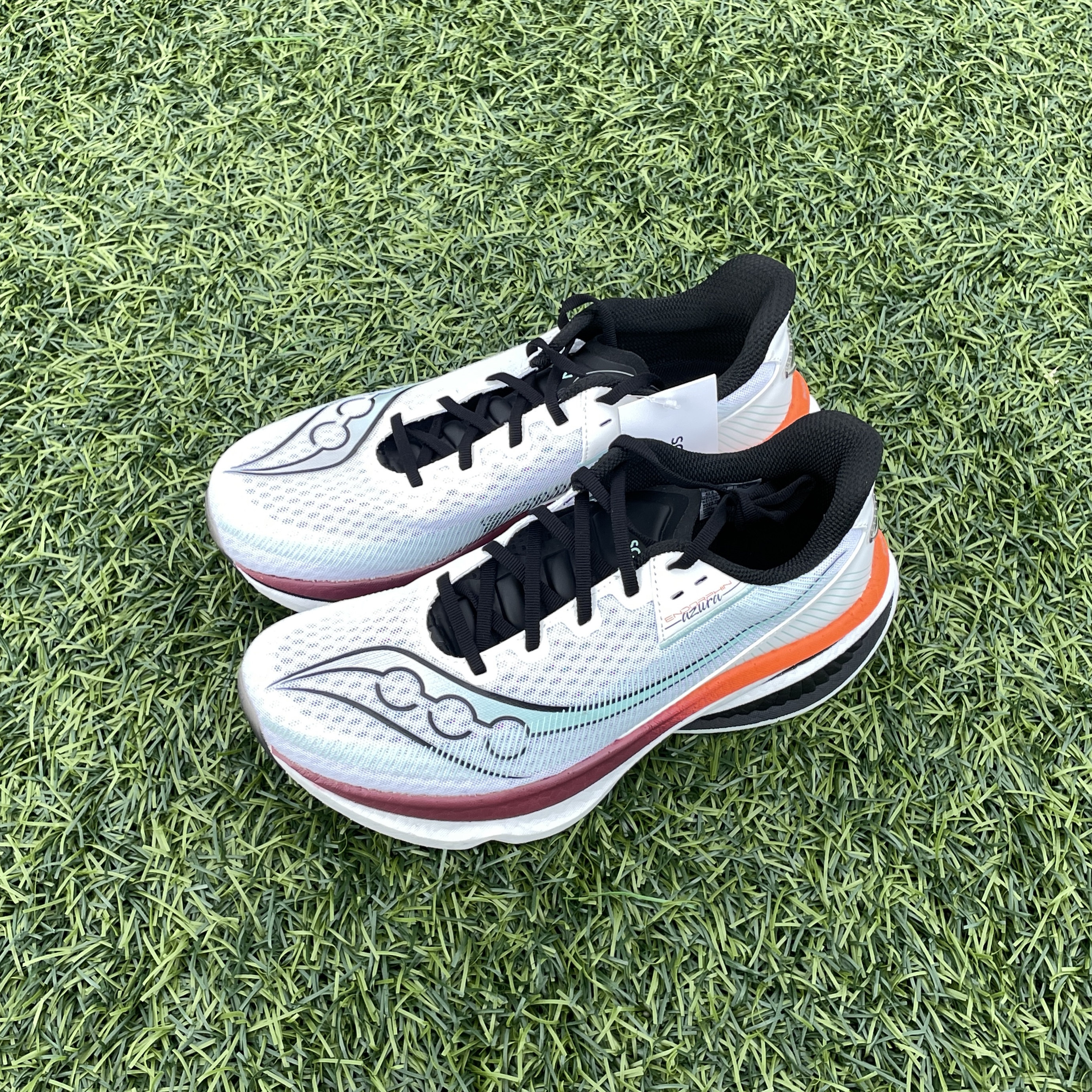 Saucony Endorphin Azura White Crimson 착용 스타일