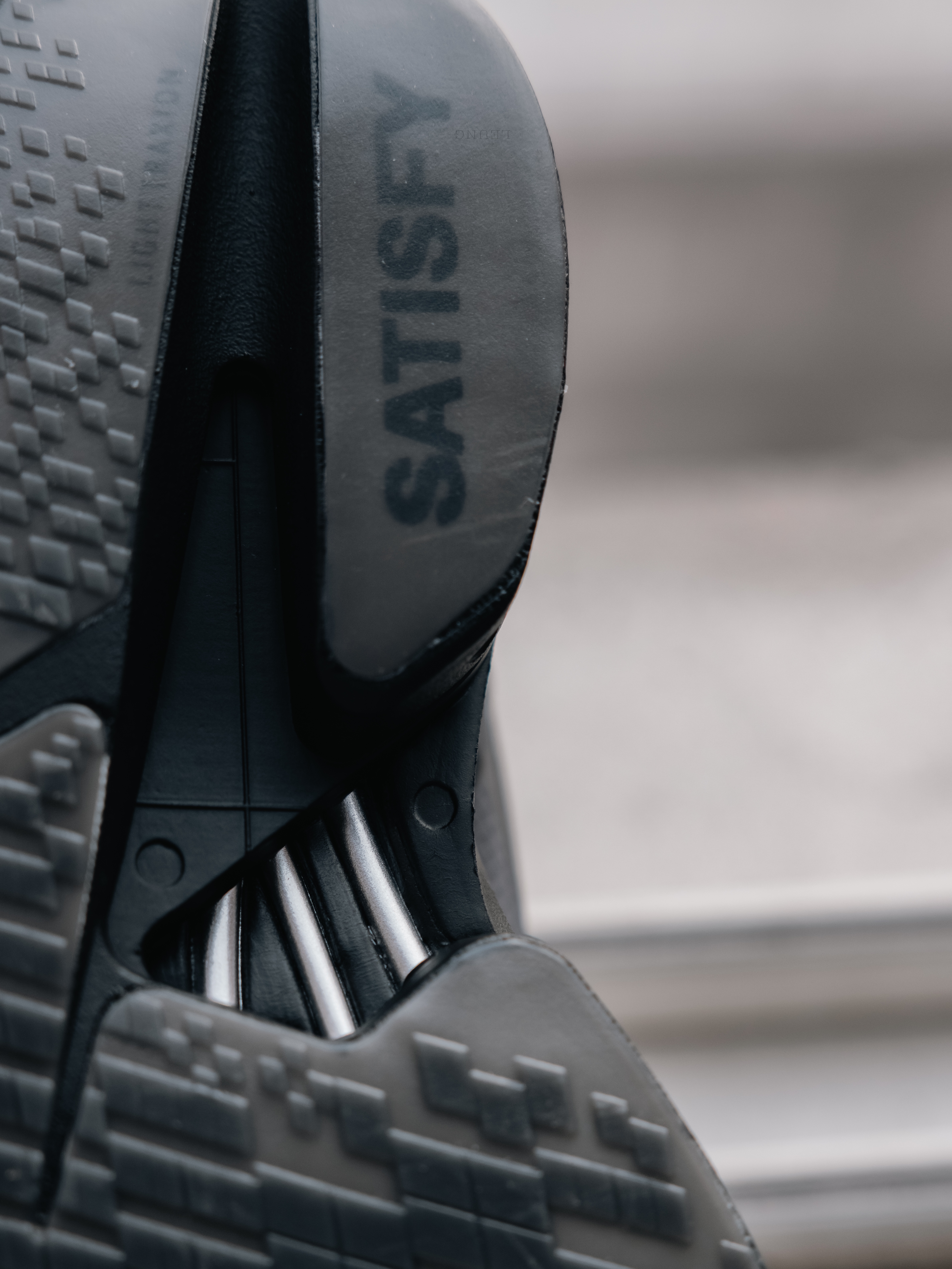 (W) Adidas x Satisfy Adizero Adios Pro 4 Core Black Night Metallic, Adidas x Satisfy Adizero Adios Pro 4 Core Black Grey Five 착용 스타일 - 2