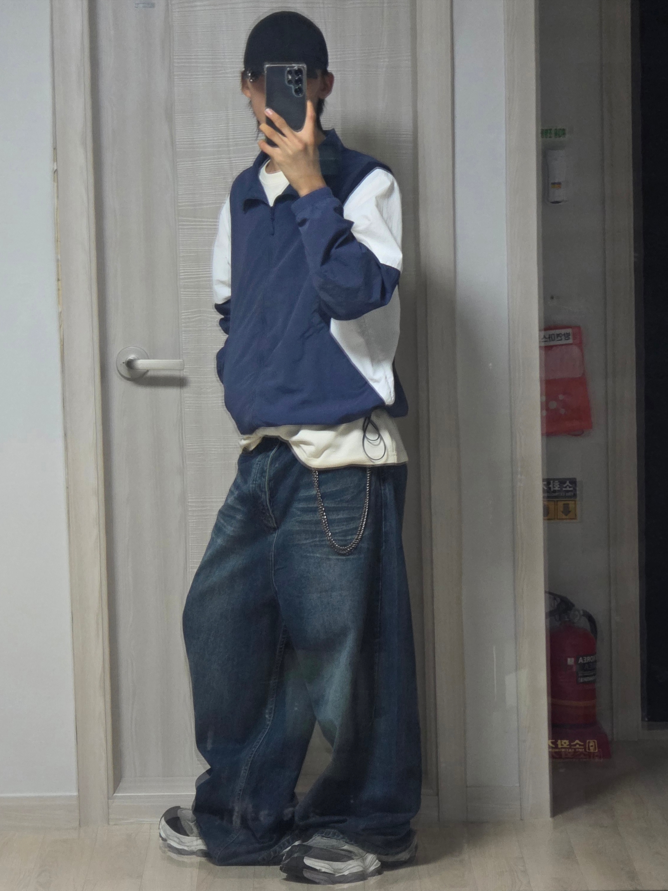 Balenciaga Baggy Pants Deep Blue, Balenciaga Cargo Sneakers White Grey 착용 스타일 - 1
