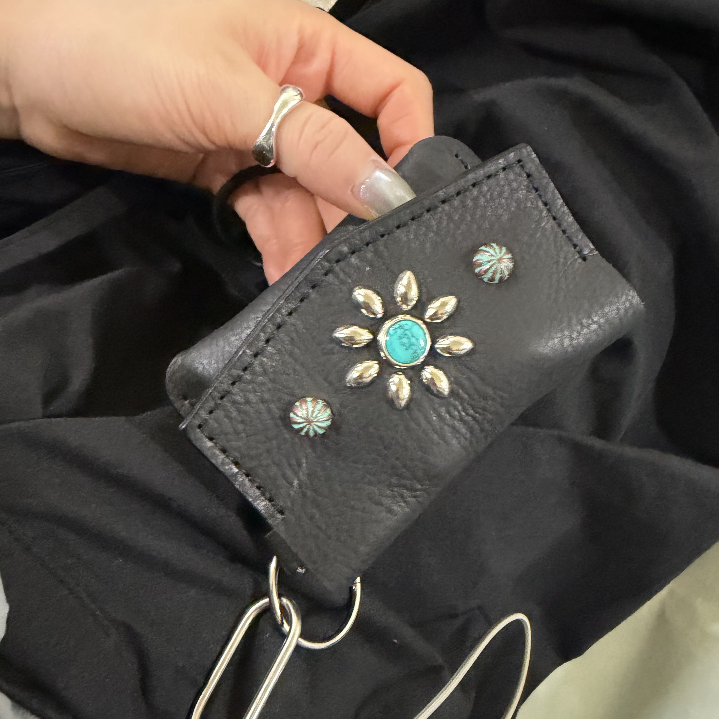 DIRT NAP Stone Card Holder Turquoise 착용 스타일