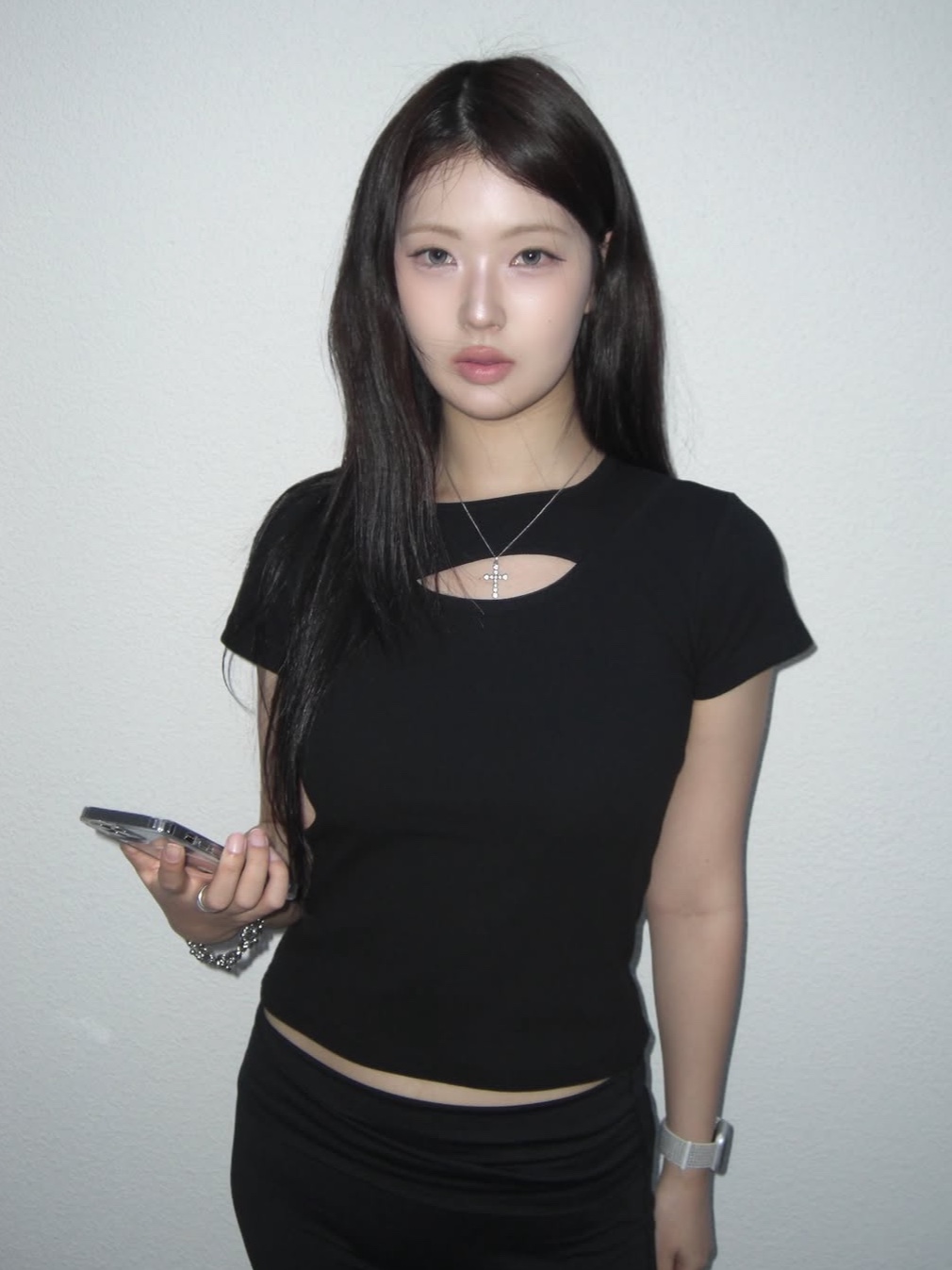 PHOS333 W Slim Fit Slit T-Shirt Black 착용 스타일 - 1