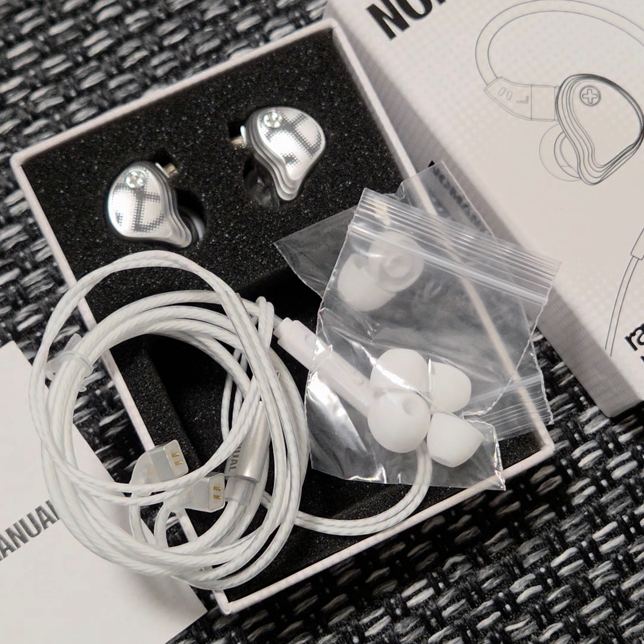 NOMANUAL In-Ear Headphones, (W) Uniqlo x Cecilie Bahnsen Graphic T-Shirt Gray 착용 스타일 - 2