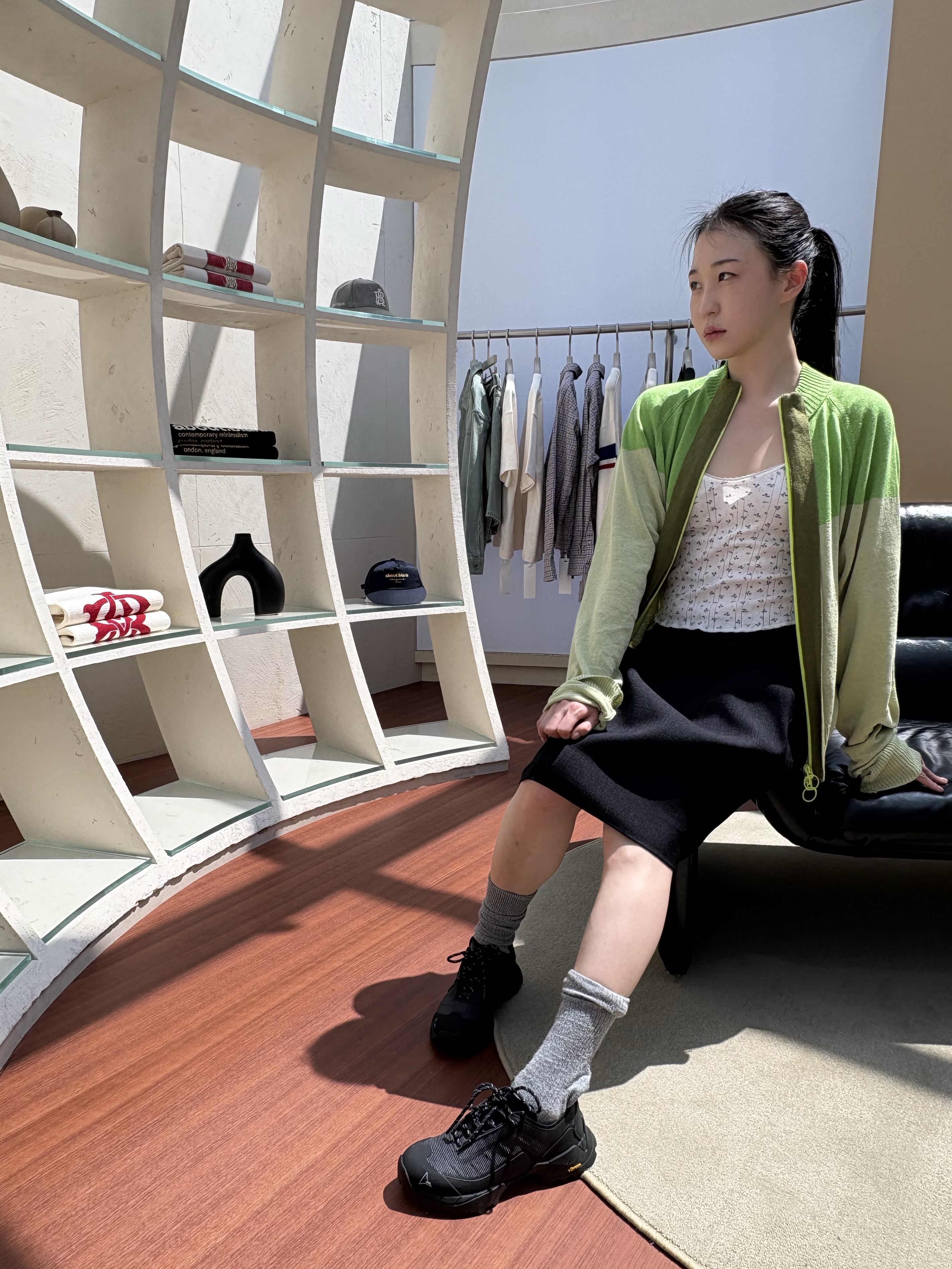 ROA Katharina Light Asphalt Black  - 25FW, [KREAM 단독] Cou Cou Intimates Women The Long Cami Blue Fields - 26SS 착용 스타일 - 2