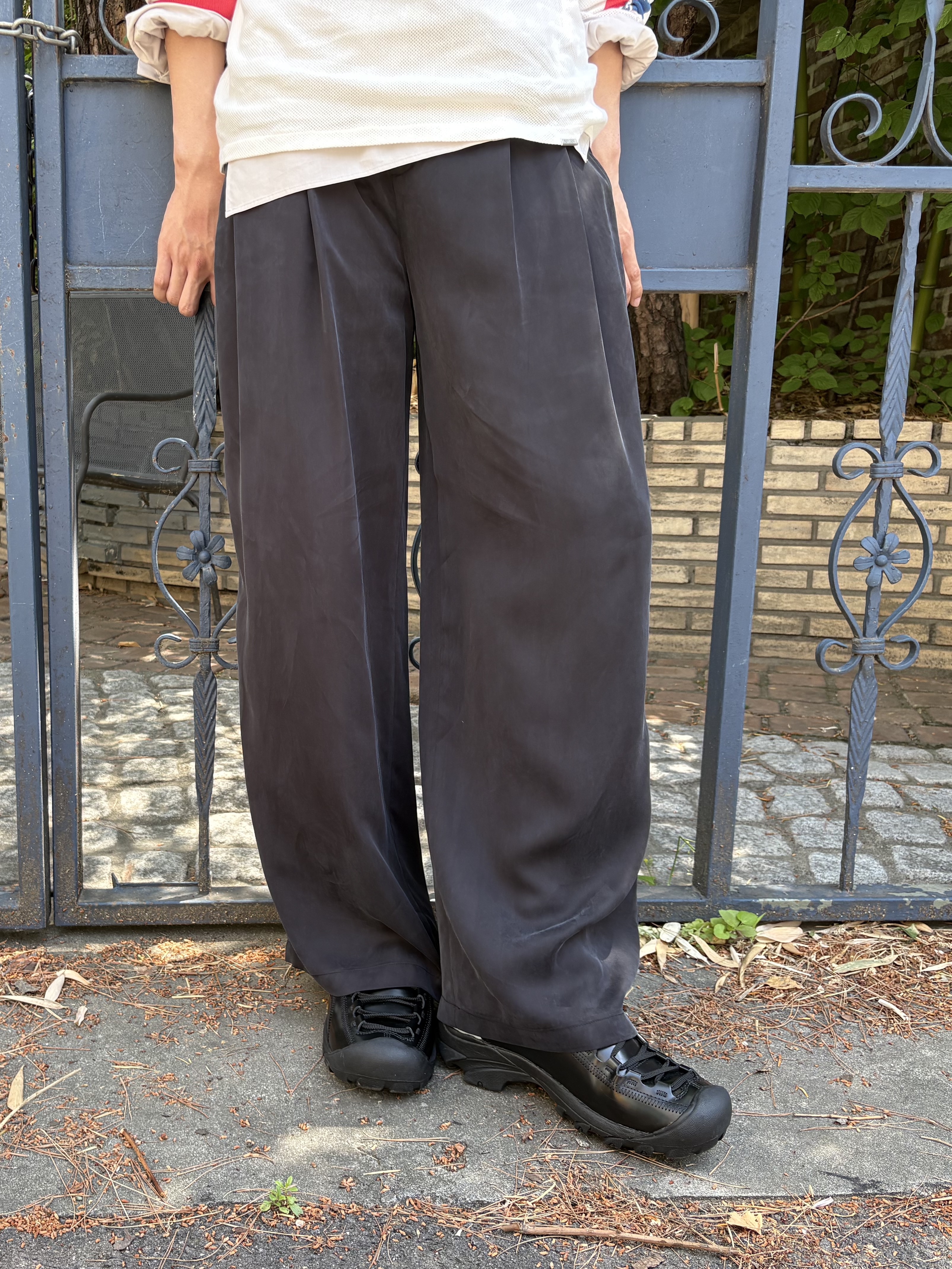 Phileo x Keen Men Targhee Black - 26SS, Amomento Men's Cupro Two Tuck Wide Pants Black - 26SS 착용 스타일 - 2