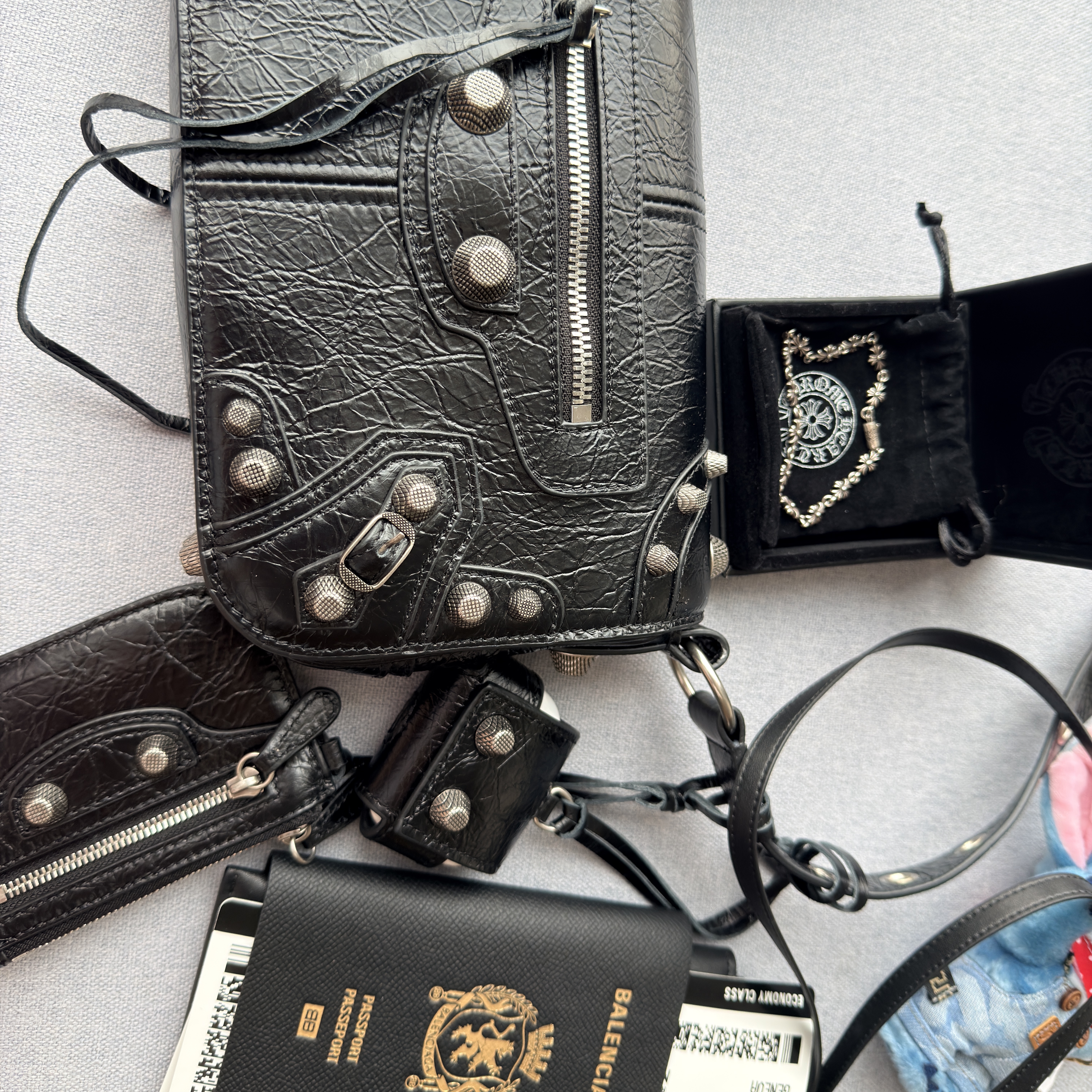 Balenciaga Arena Lambskin Aged Silver Hardware Le Cagole XS Flap Bag Black, Balenciaga Passport 1 Tickets Long Wallet Black 착용 스타일