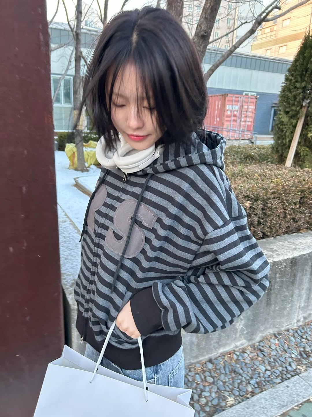 Rosefrantz Patch Stripe Hood Zip-Up [Black] 착용 스타일 - 3