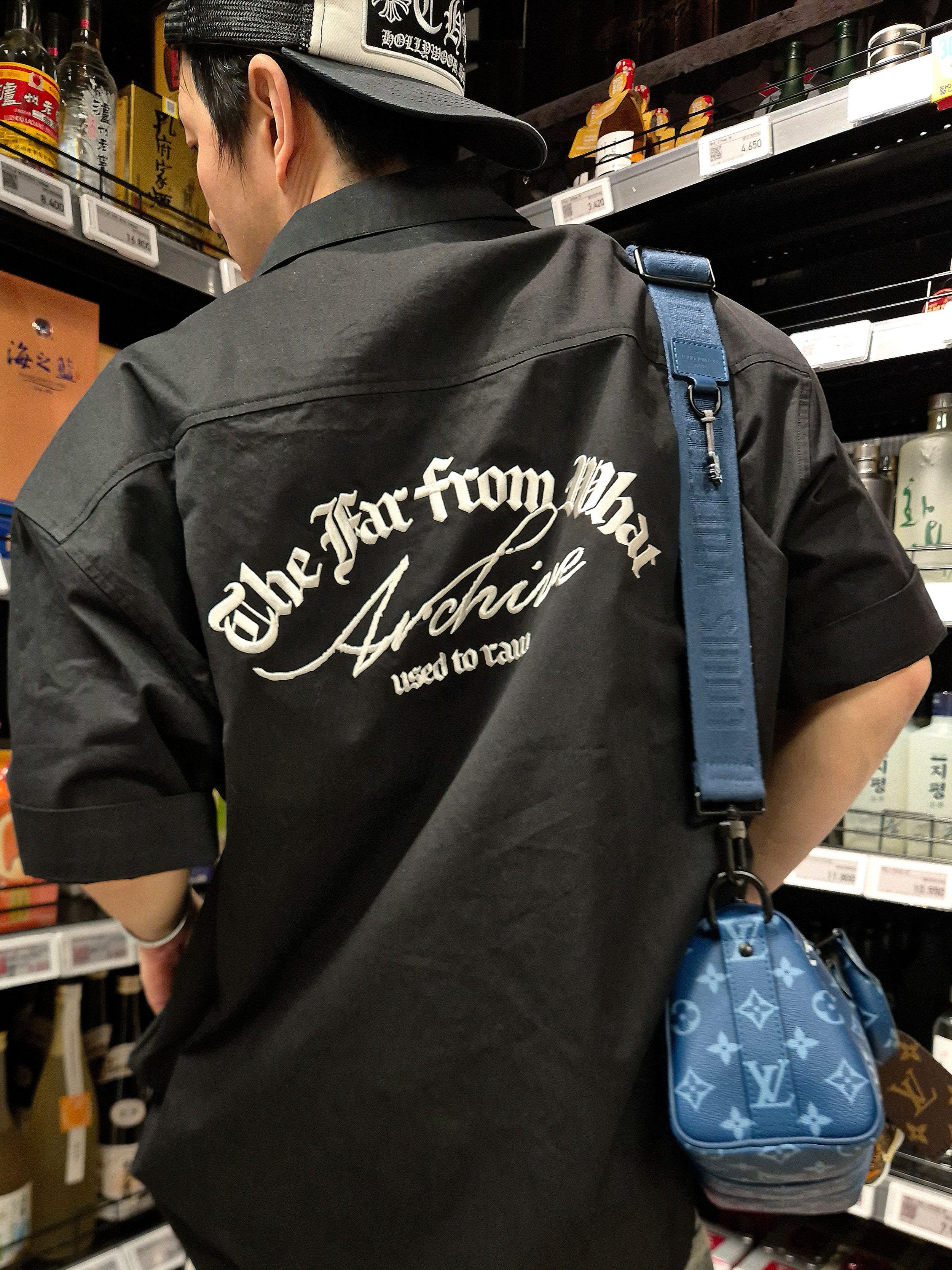 Farfromwhat Far Open Collar Shirts Black, Louis Vuitton Keepall Bandoulier 25 Atlantic Blue 착용 스타일 - 3