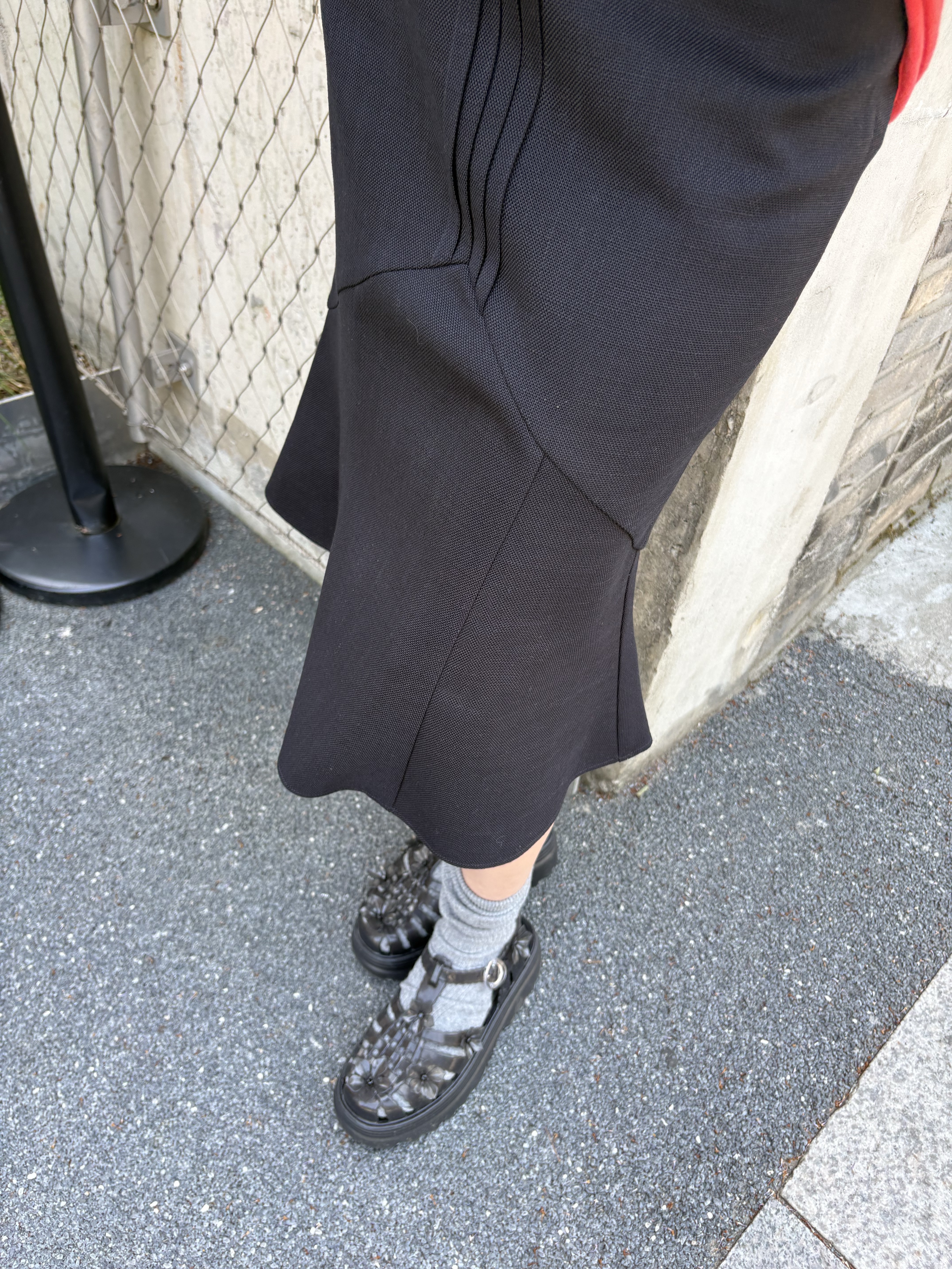 Shushu/Tong Women Flared Midi Skirt Navy Blue - 26SS, Amomento Women Nylon Raglan Hooded Jumper Khaki - 26SS 착용 스타일 - 1