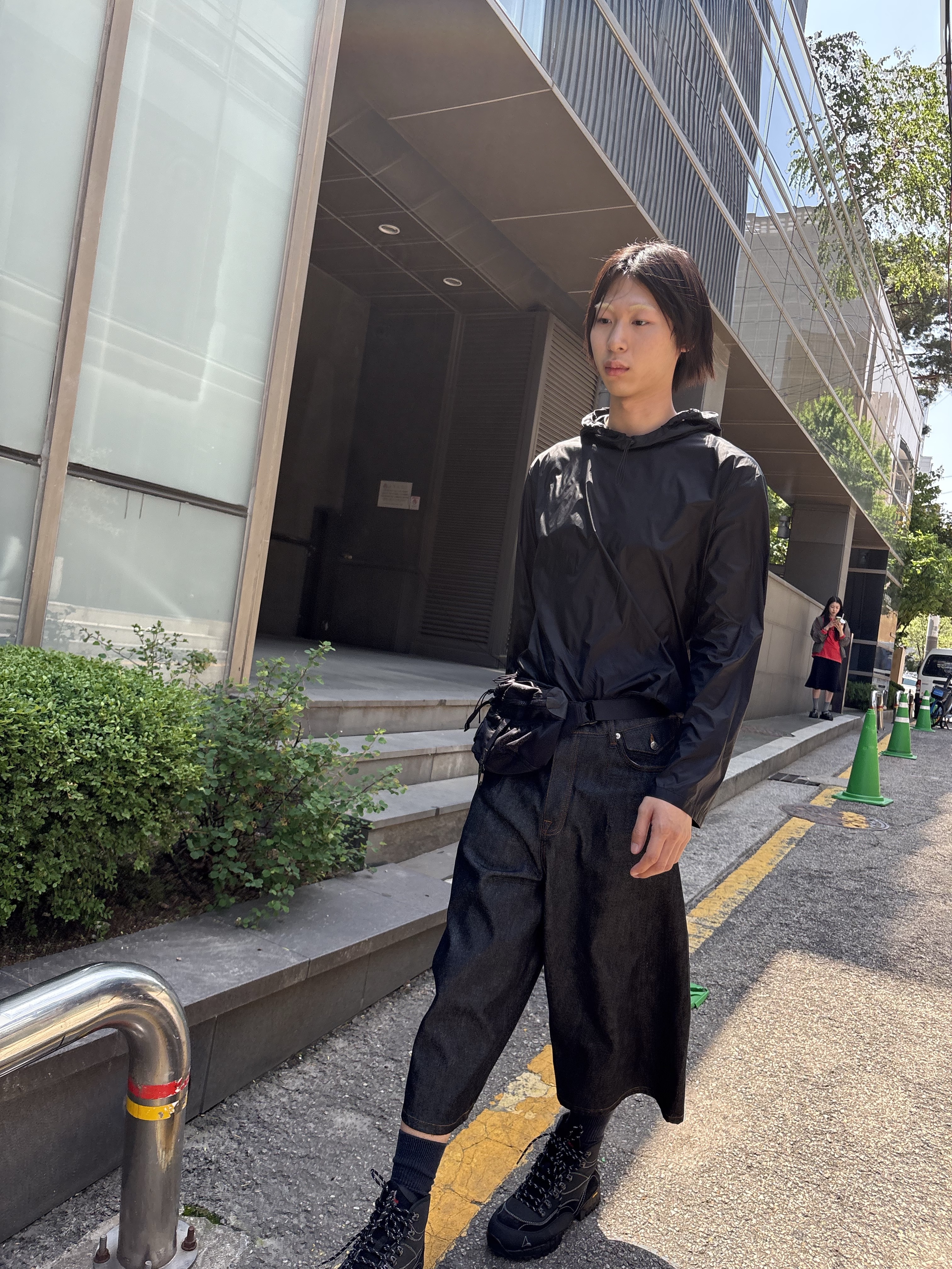 Walk In Paris Raw Denim Balloon Shorts Noir - 26SS 착용 스타일 - 1