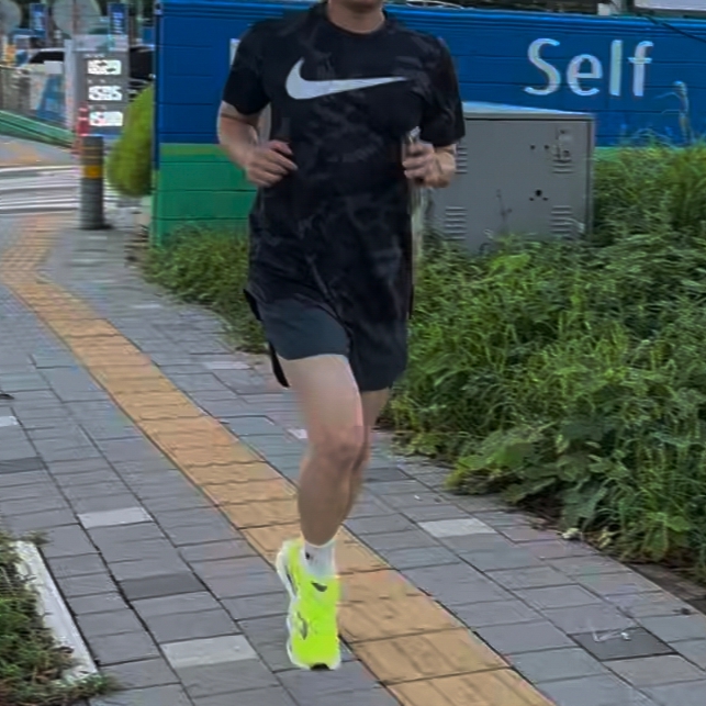 Saucony Endorphin Speed 4 Citron Navy 착용 스타일 - 1