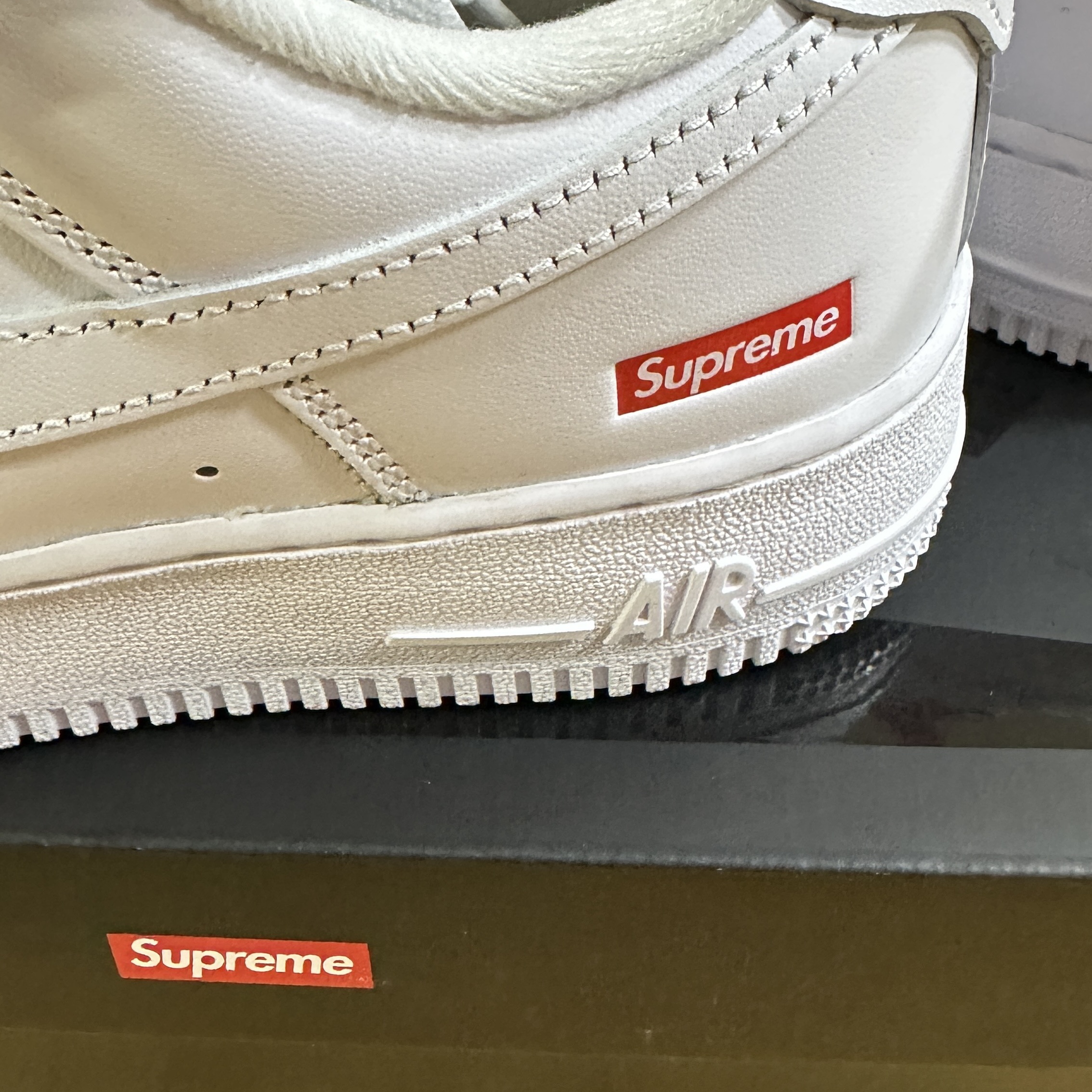 Nike x Supreme Air Force 1 Low White 착용 스타일 - 3