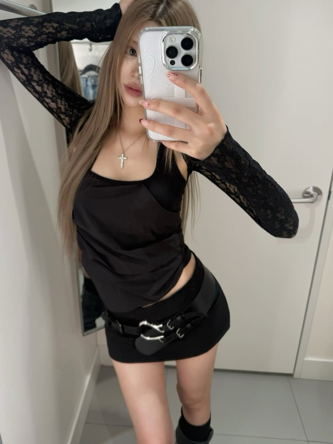 VOONT Diagonal Panel Halter Sleeveless (BLACK) 착용 스타일 - 2