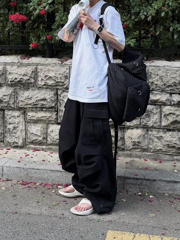 Nonnod Side Zip Cargo Pants Black 착용 스타일 - 2