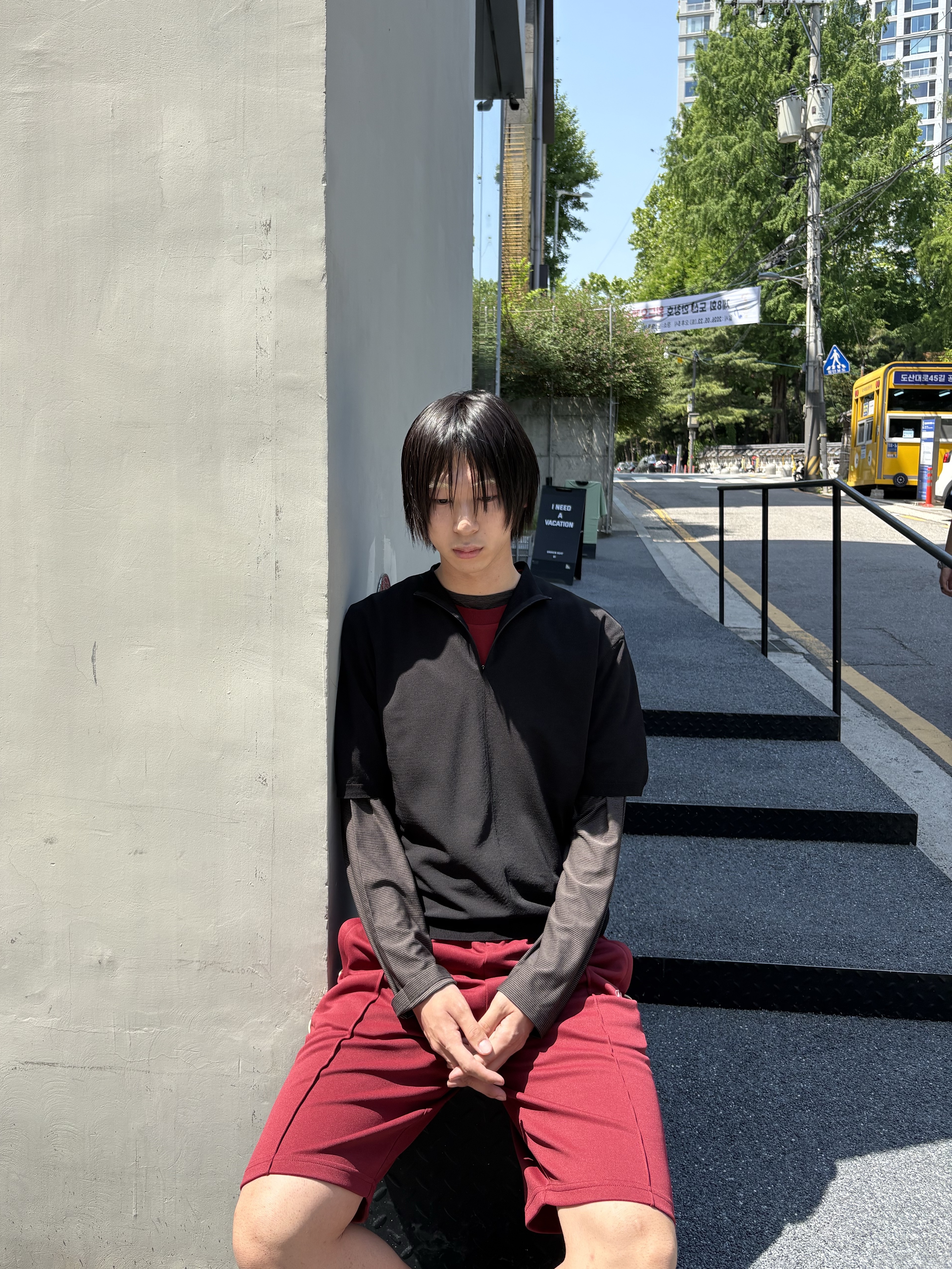 Amomento Half Zip-Up Knit Black - 26SS, Walk In Paris Odyssée Burgundy T-Shirt Rouge - 26SS 착용 스타일 - 3
