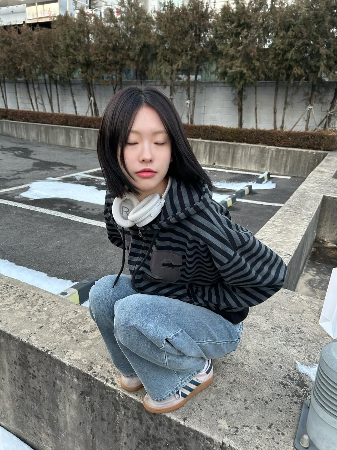 Rosefrantz Patch Stripe Hood Zip-Up [Black] 착용 스타일 - 4