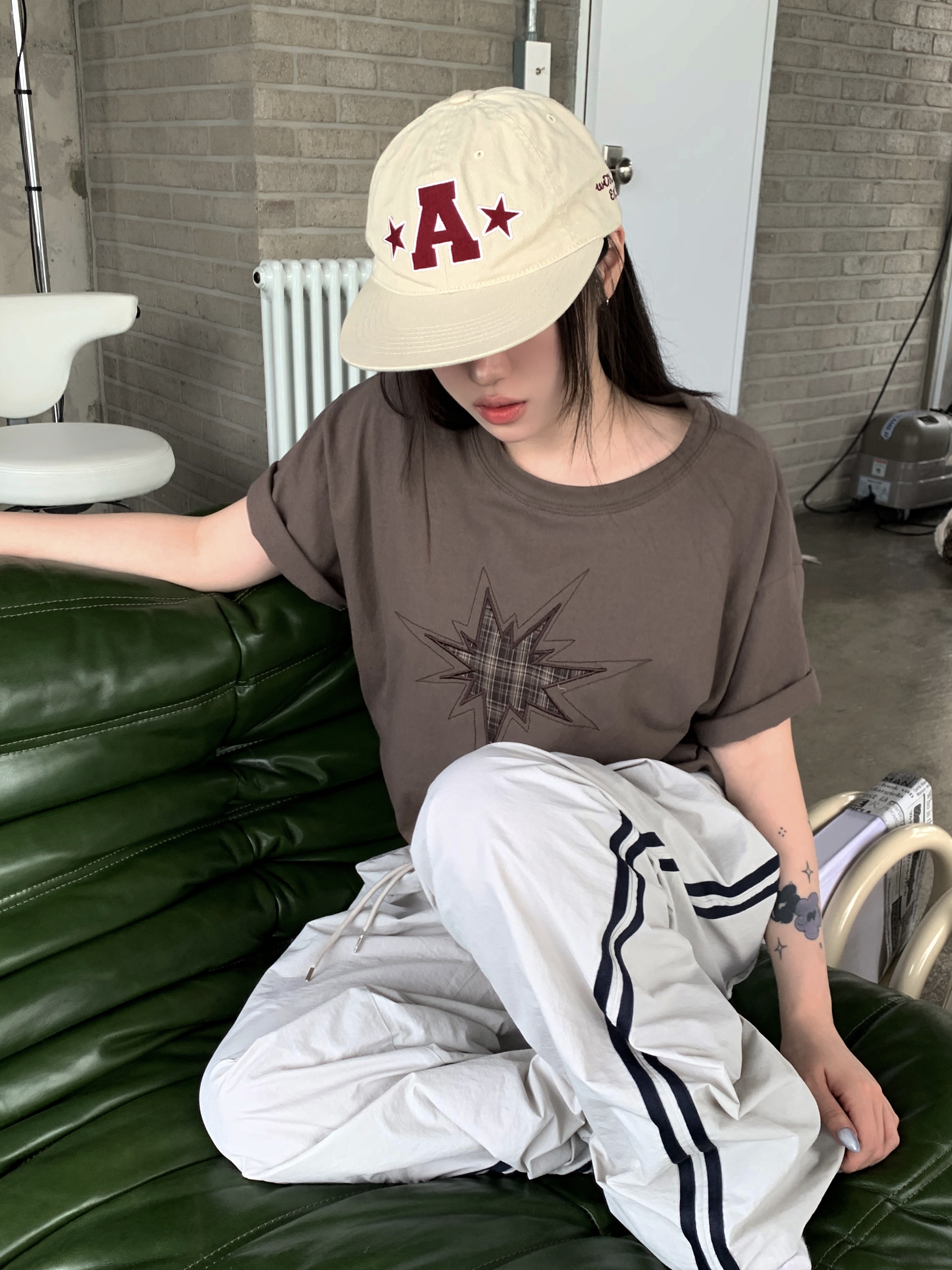 AEAE Washed Capital Logo Cap Ecru 착용 스타일 - 7