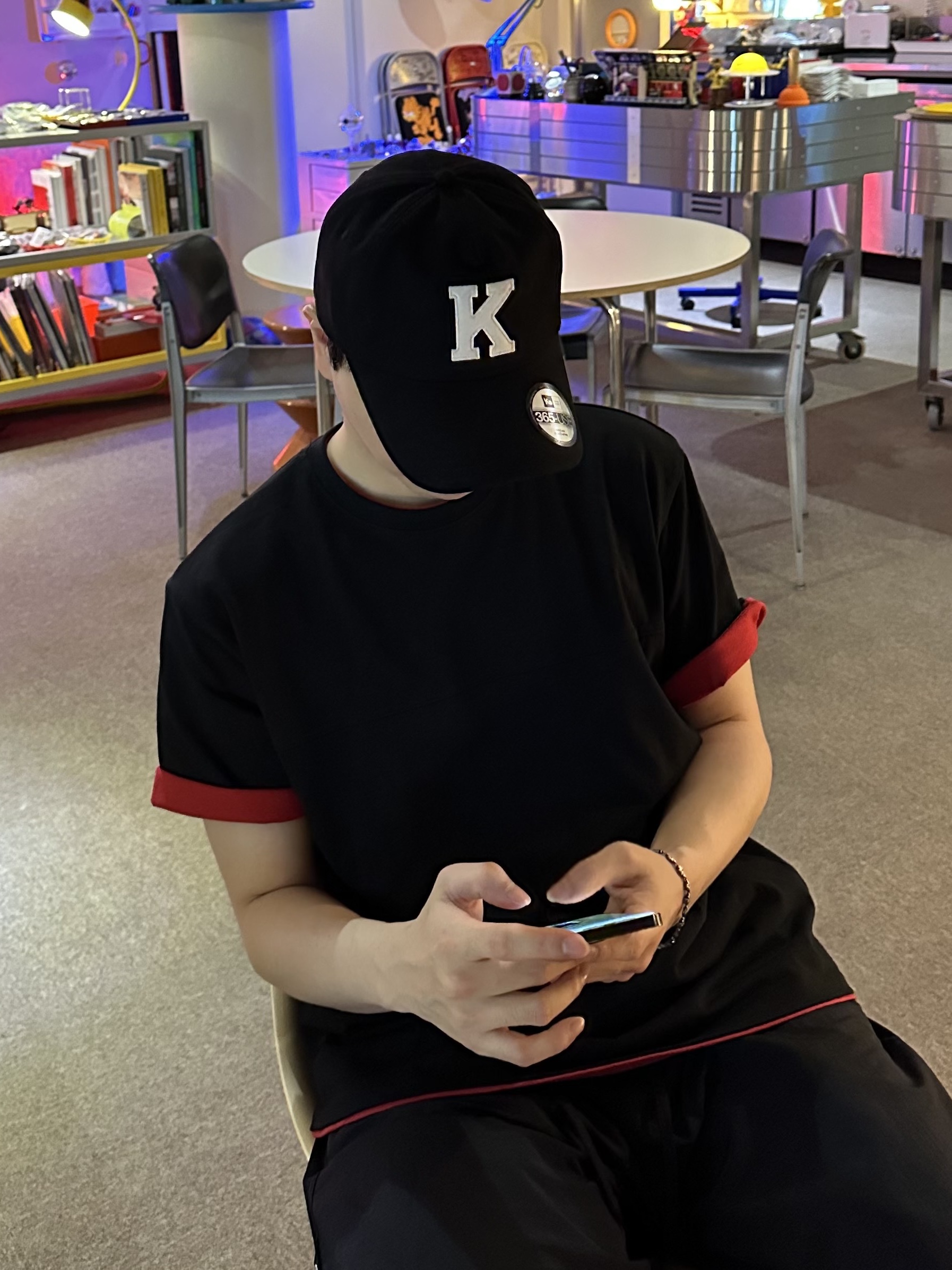[KREAM 단독] Kamien x KOIN SEOUL K Logo Ball Cap Black, Kamien x KOIN SEOUL K Logo Ball Cap Black 착용 스타일 - 4