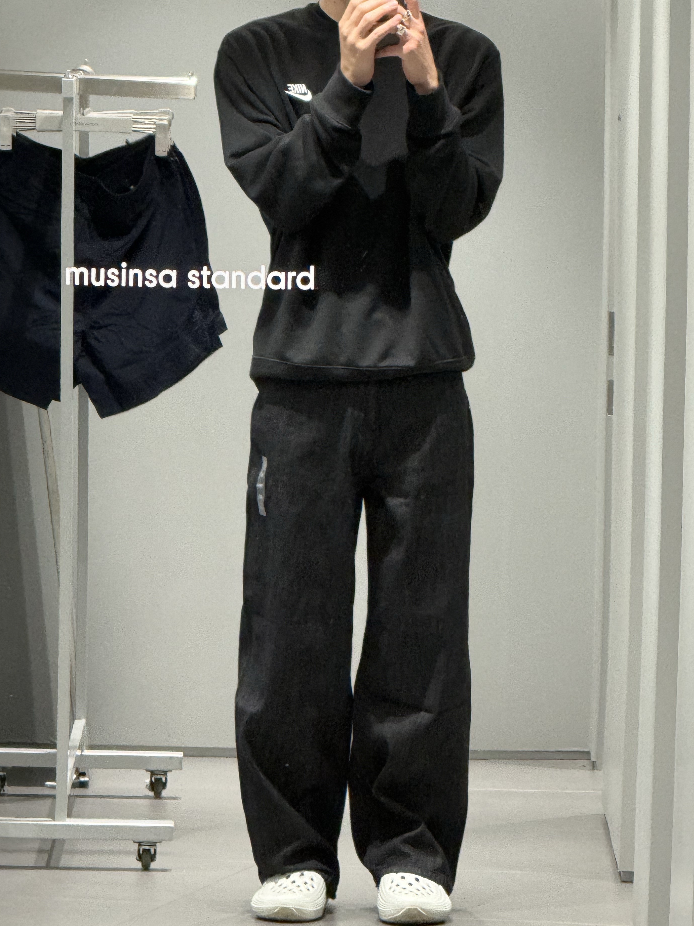 Nike NSW Woven Lined Flow Shorts Vivid Green - Asia, Nike Pro Training Dri-Fit Short Sleeve Top Black White - Asia 착용 스타일 - 4