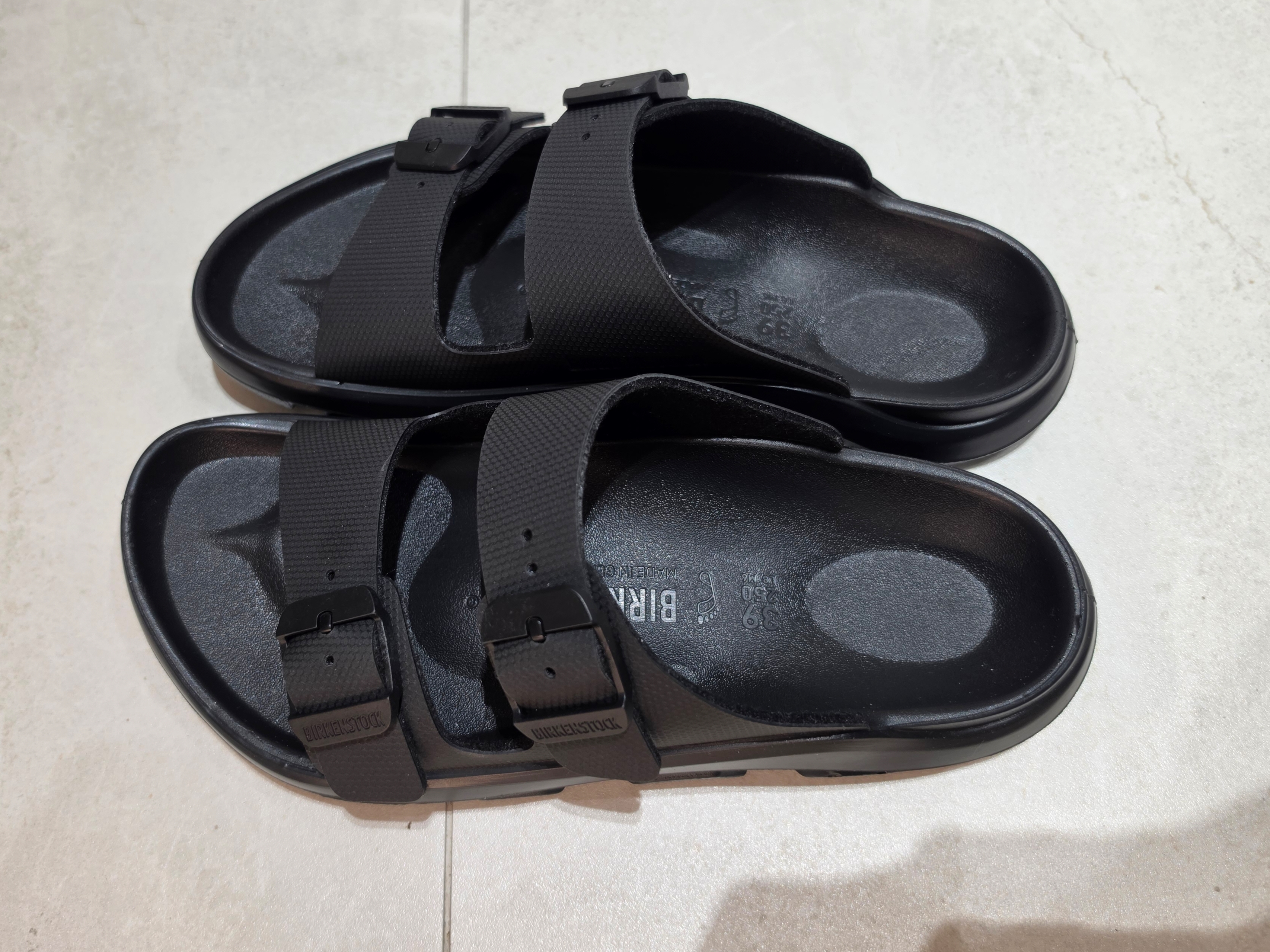 Birkenstock Mogami Terra Stealth 2 Strap Apex Black - Regular 착용 스타일 - 4