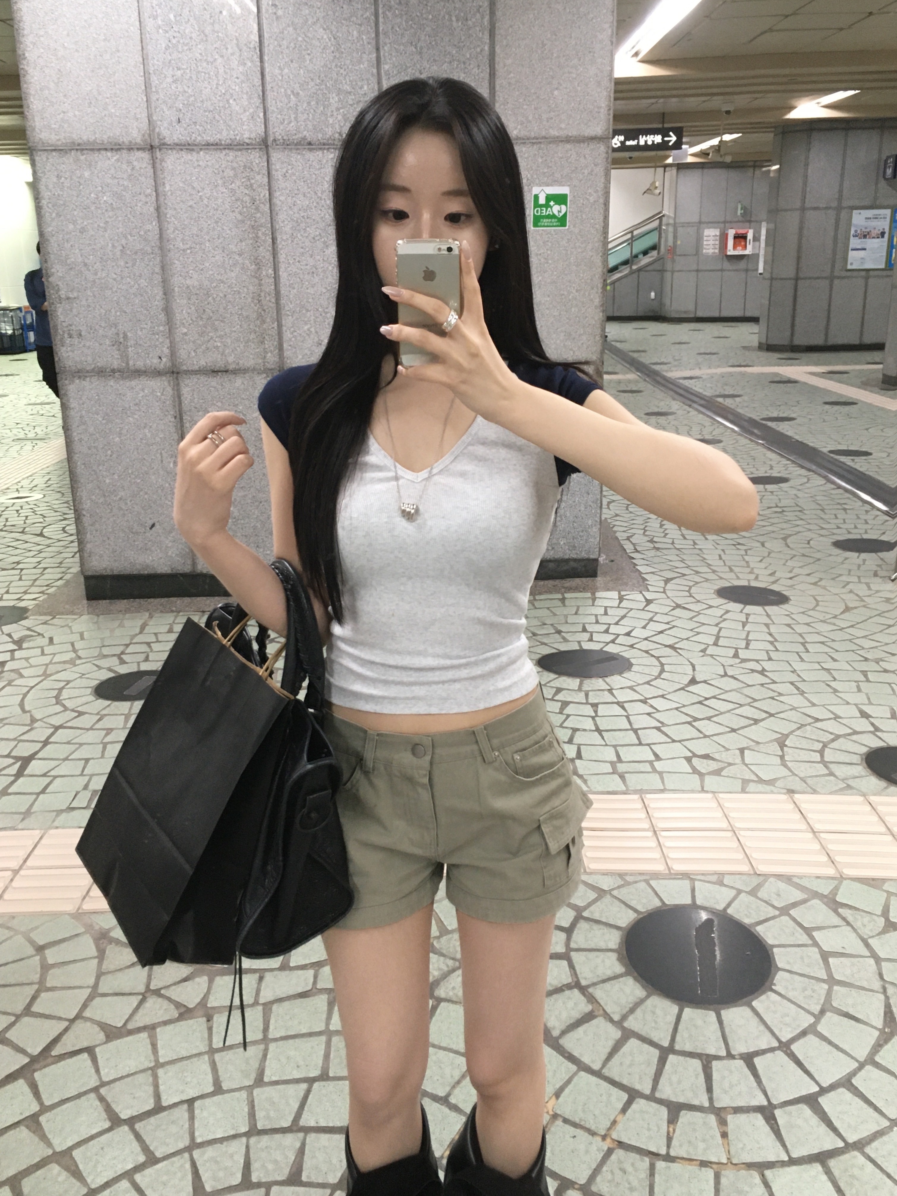 Balenciaga Le City Medium Bag Black Brass, NUMBERING #5738 Gradient Triple Pipe Pendant Necklace Silver 착용 스타일