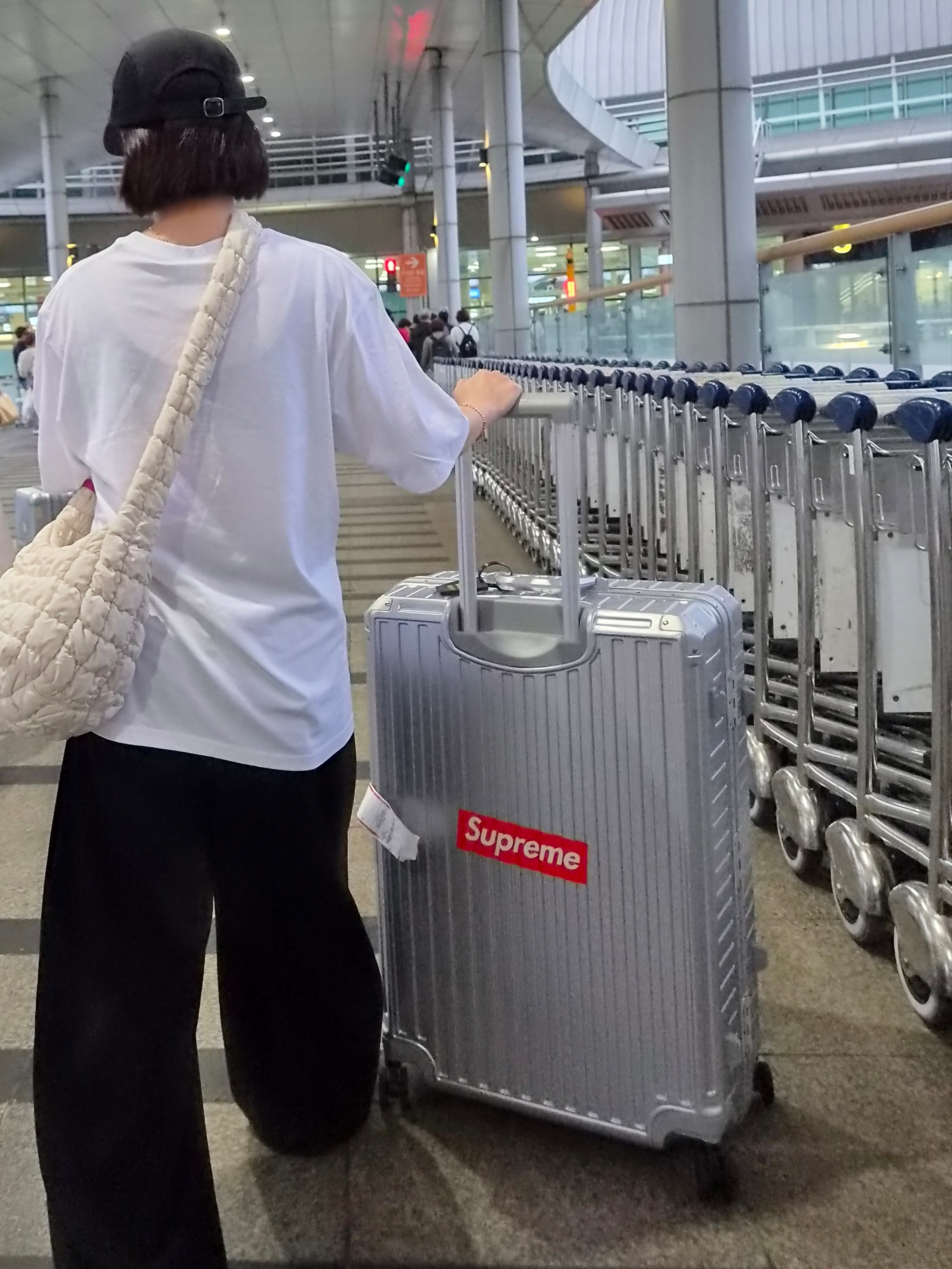 COS Quilted Messenger Bag Beige, Supreme Washed Chino Twill Camp Cap Black 착용 스타일 - 2
