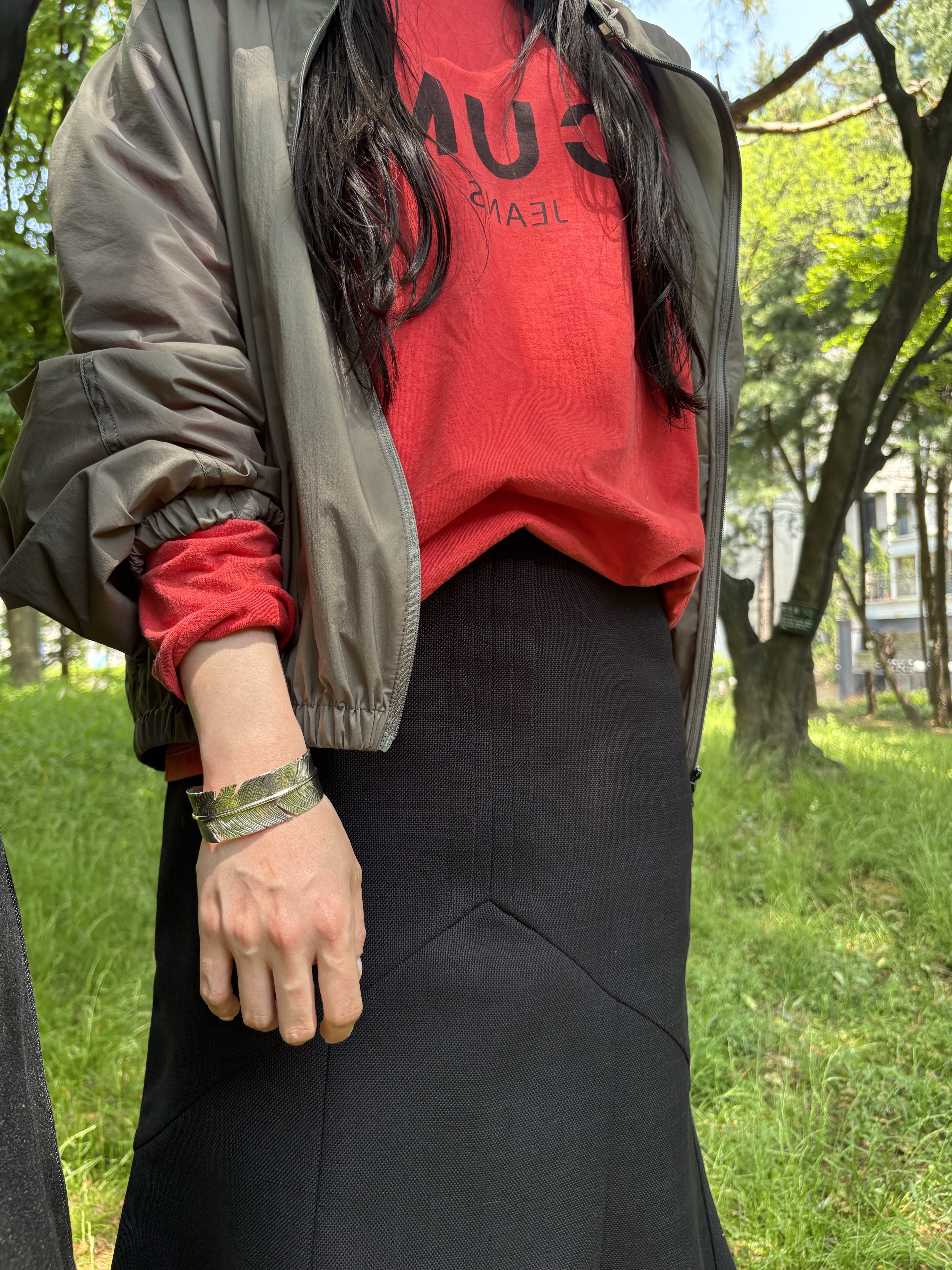 Edward Cuming Women Long Cum Tee Red - 25FW, [KREAM 단독] Folk/N Feather Bangle Silver - 26SS 착용 스타일 - 2