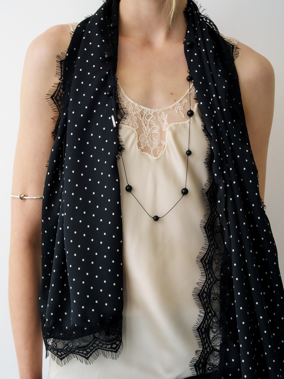 러브미몬스터 레이스 도트 새틴 투웨이 스카프 블랙(lovememonster Lace Dot Satin Two-Way Scarf BLACK) - 3