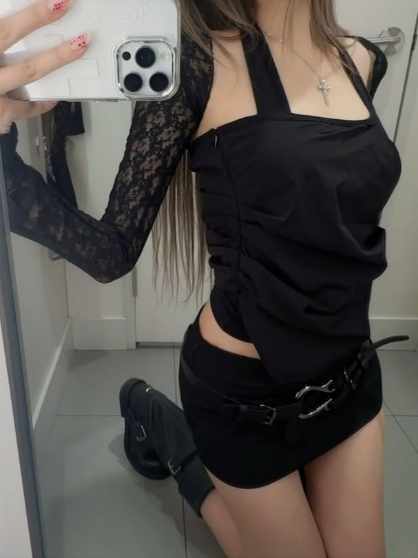 VOONT Diagonal Panel Halter Sleeveless (BLACK) 착용 스타일 - 5