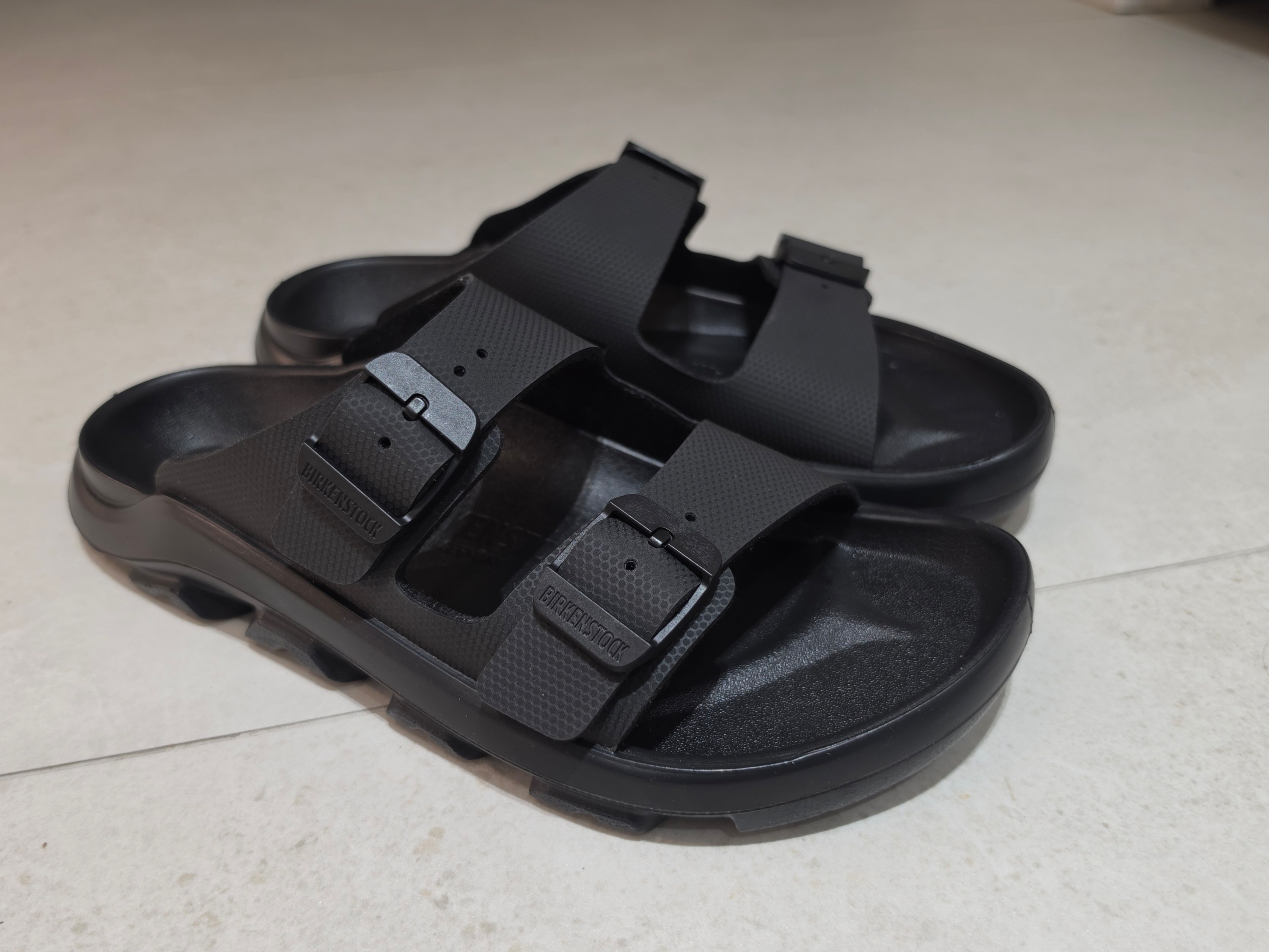 Birkenstock Mogami Terra Stealth 2 Strap Apex Black - Regular 착용 스타일 - 3