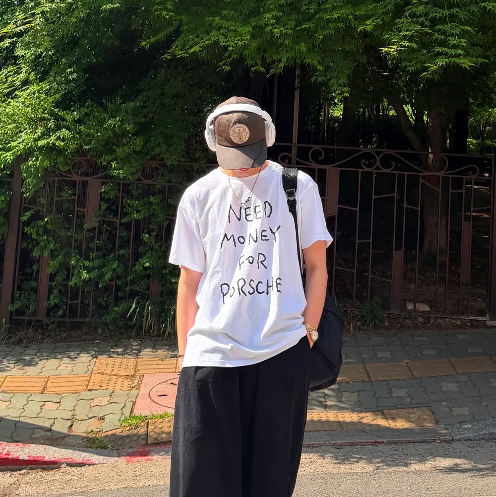 GILDAN X Vintage Collection NEED MONEY FOR PORSHCE T-Shirt (2 Color) 착용 스타일