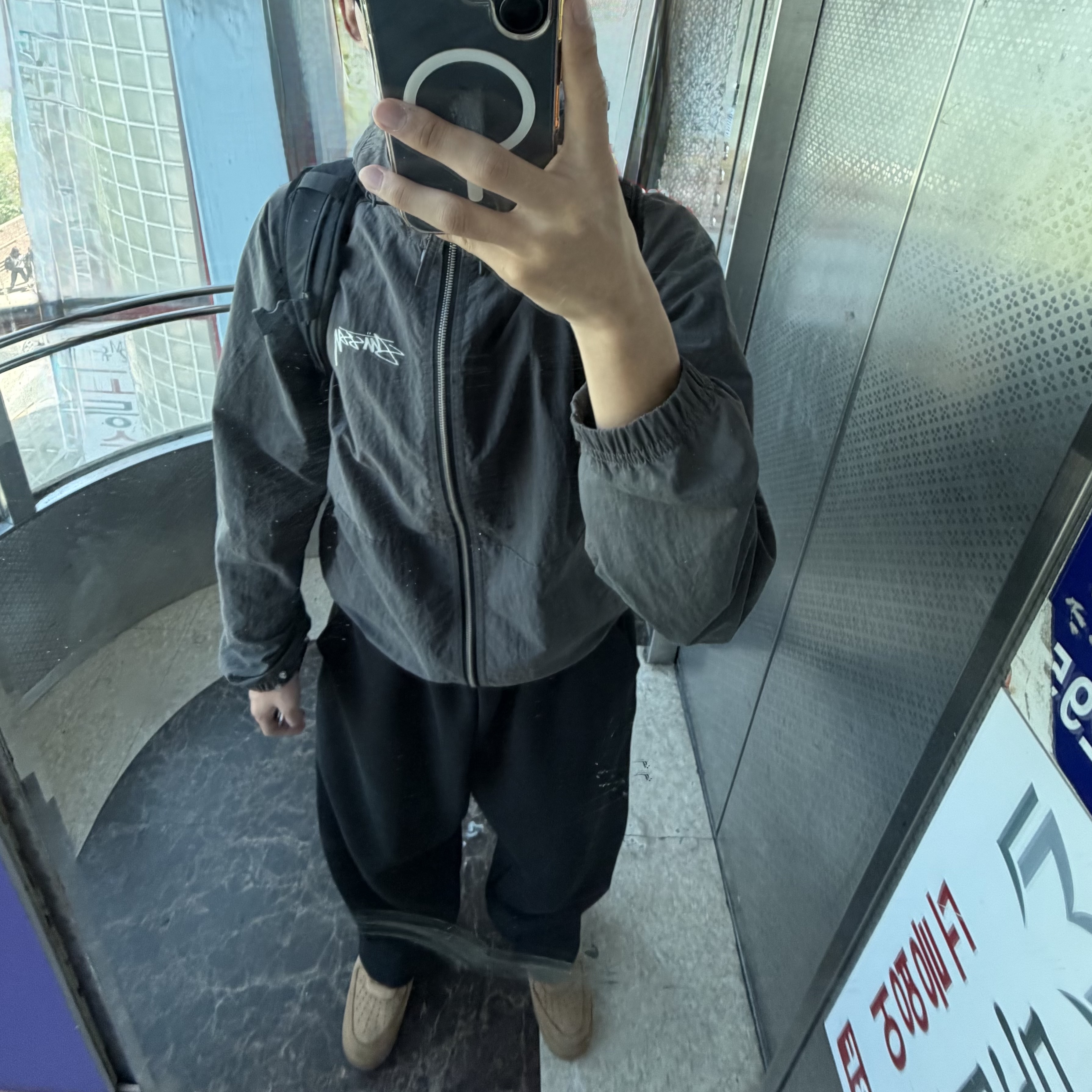 Patagonia Light Variable Jacket Black, Stussy Wave Dye Beach Shell Jacket Black 착용 스타일 - 2