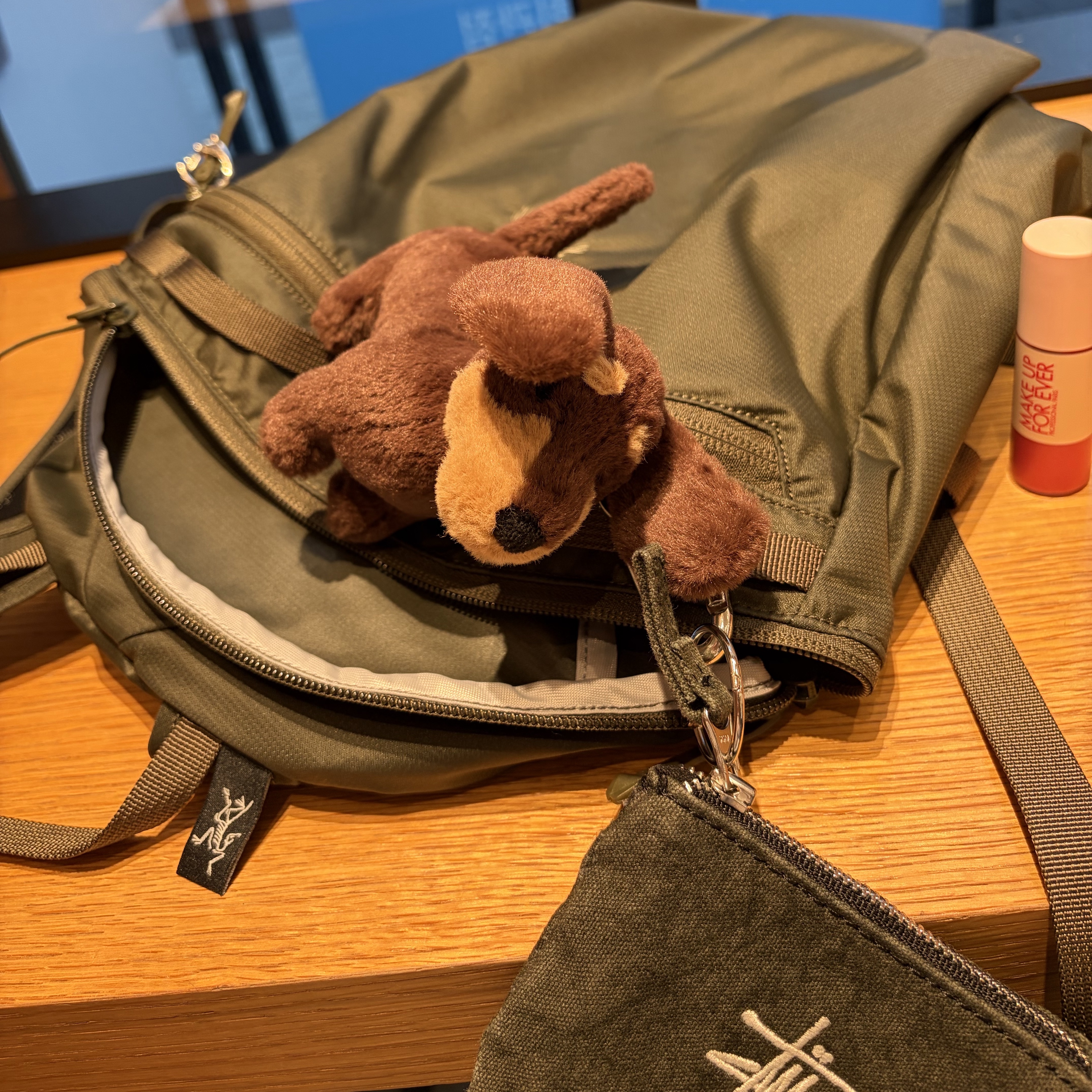 Jellycat Otto Sausage Dog Bag Charm Brown 착용 스타일
