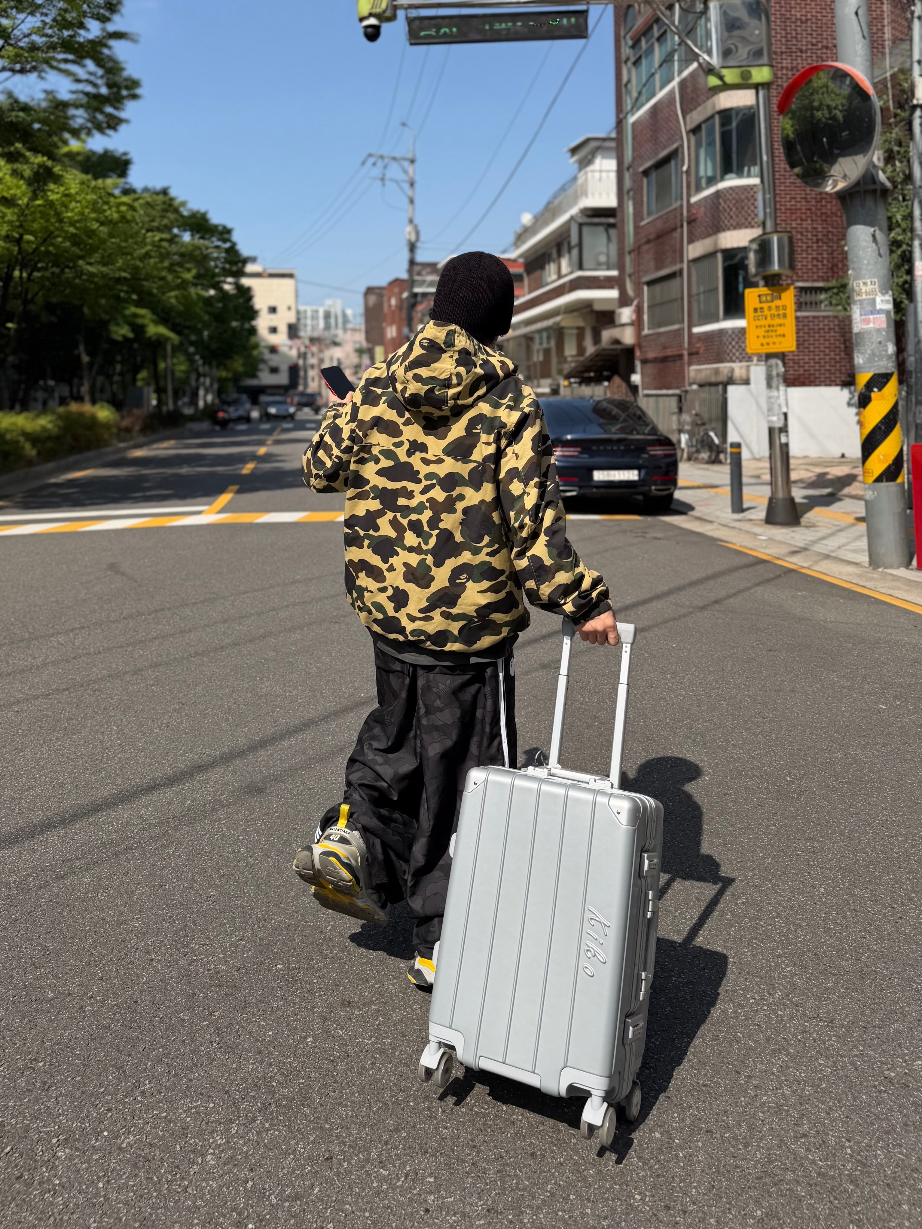 Adidas x BAPE Jacquard Pants Black - KR Sizing, Balenciaga Cargo Sneakers White Grey Orange Blue 착용 스타일 - 5