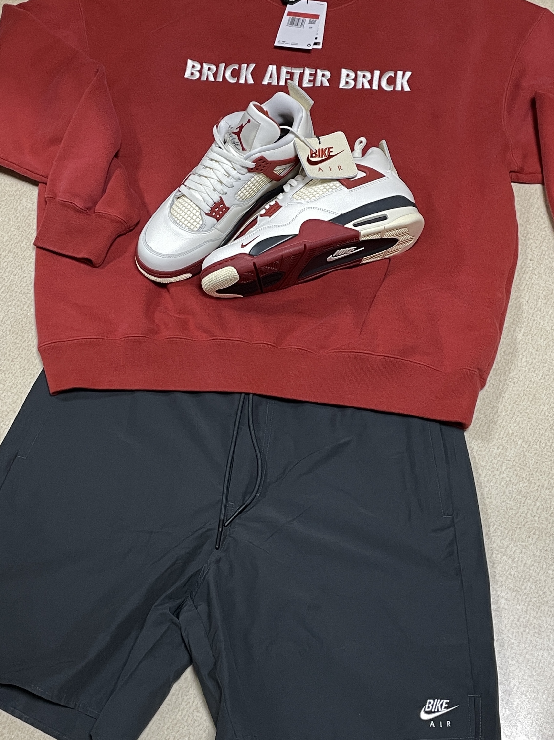 Jordan x Nigel Sylvester Fleece Crewneck Sweatshirt Cinnabar (IQ8154-671), Jordan 4 x Nigel Sylvester Retro OG Brick After Brick 착용 스타일 - 2