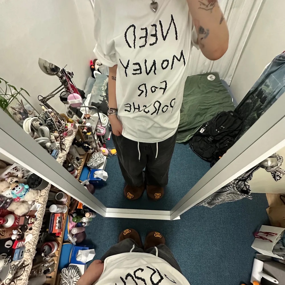 GILDAN X Vintage Collection NEED MONEY FOR PORSHCE T-Shirt (2 Color) 착용 스타일 - 2