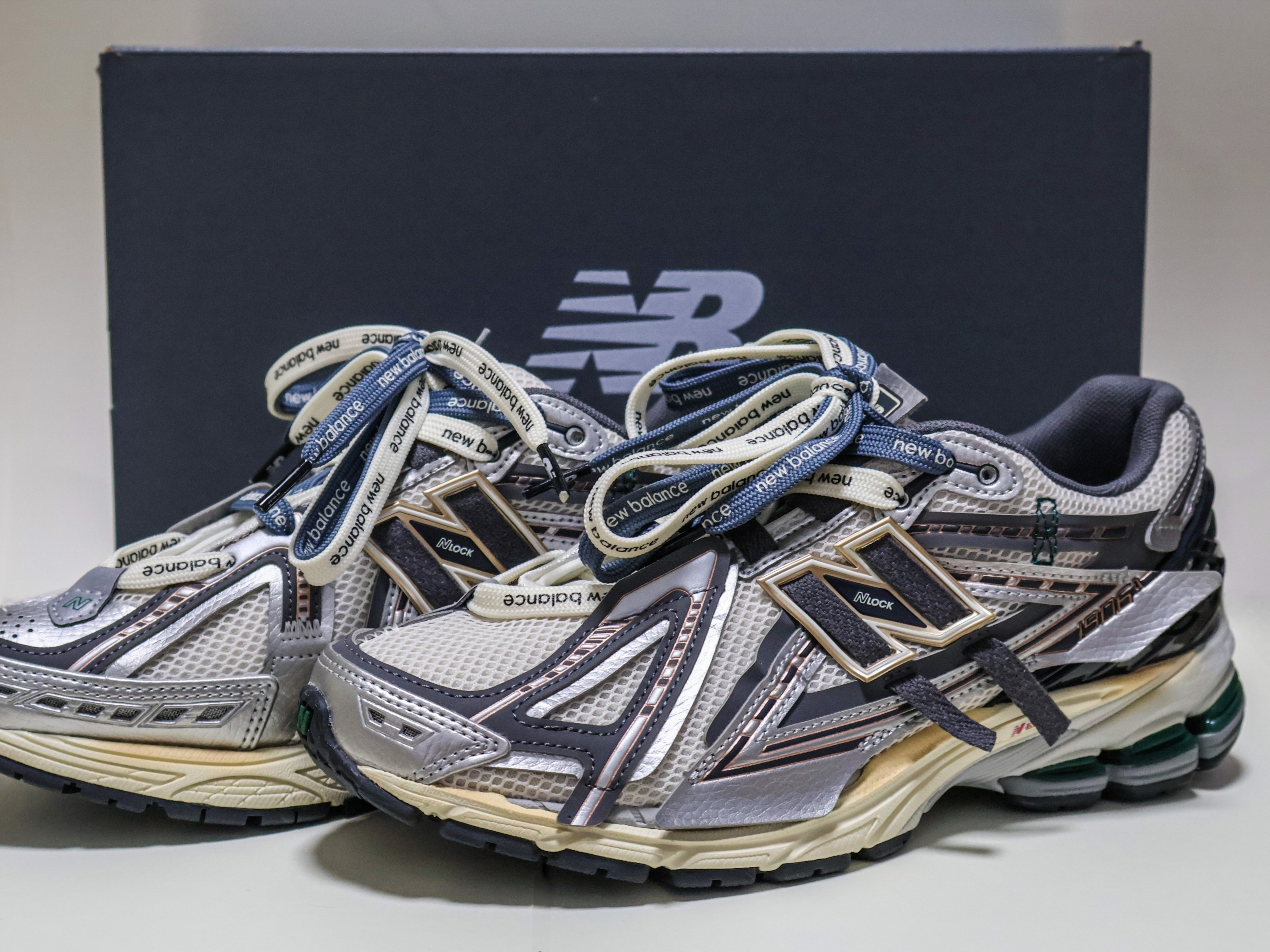 New Balance 1906A Silver Metallic Castlerock 착용 스타일