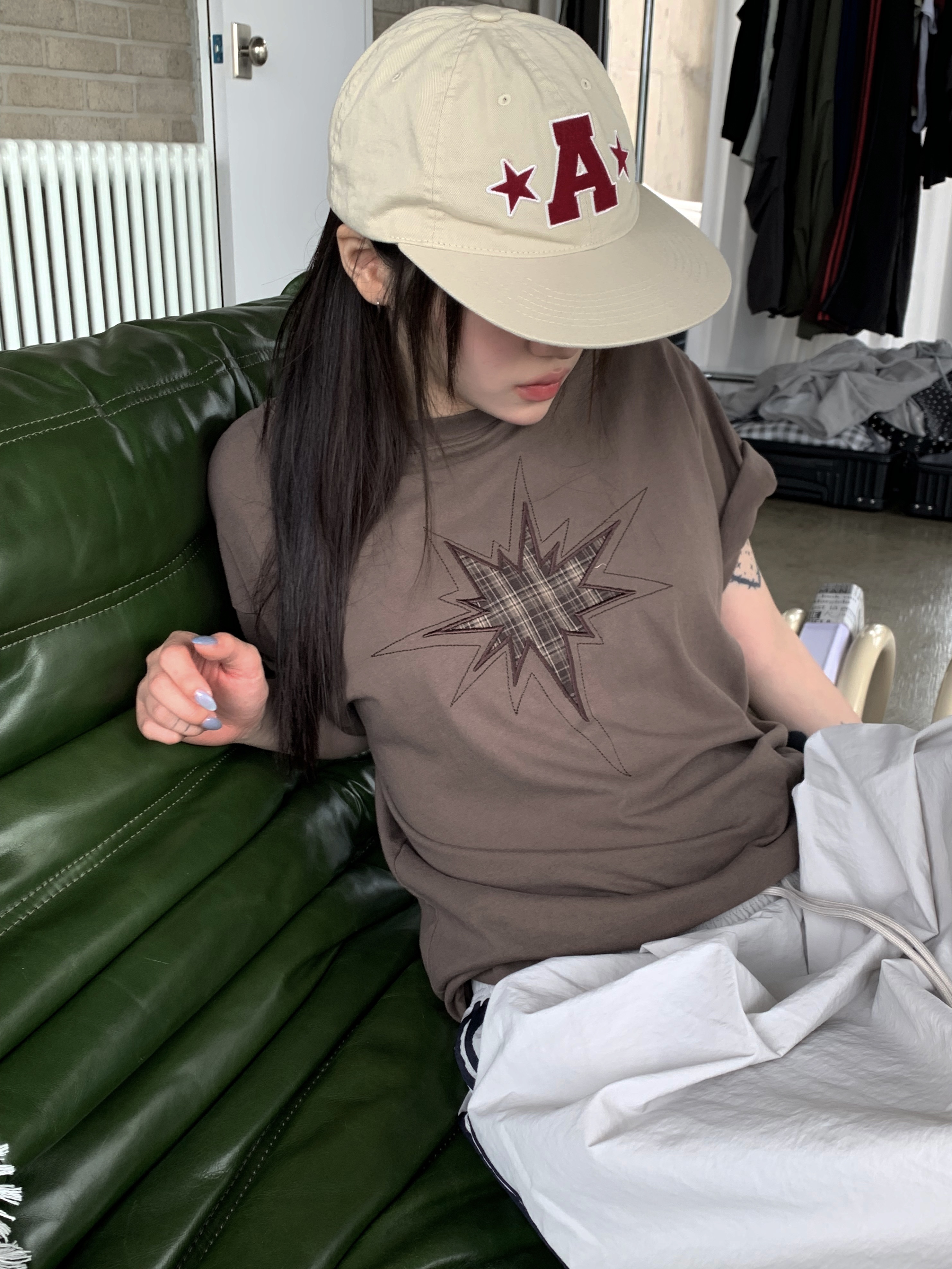 AEAE Washed Capital Logo Cap Ecru 착용 스타일 - 8