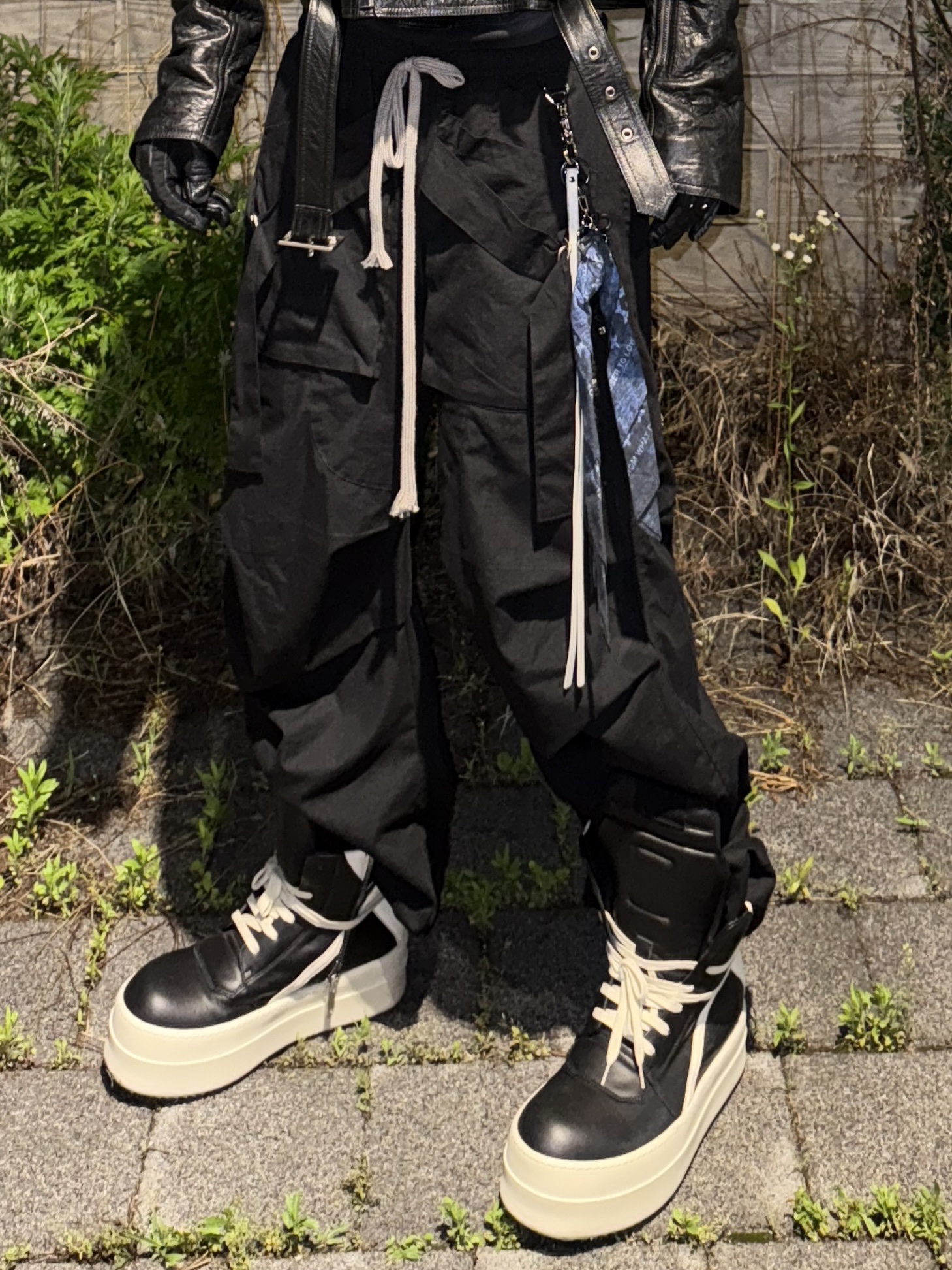 Rick Owens Hollywood Mega Bumper Geobasket in Full Grain Calf Leather Black Milk, Rick Owens Mega Bumper Geobasket Black Milk 착용 스타일 - 4