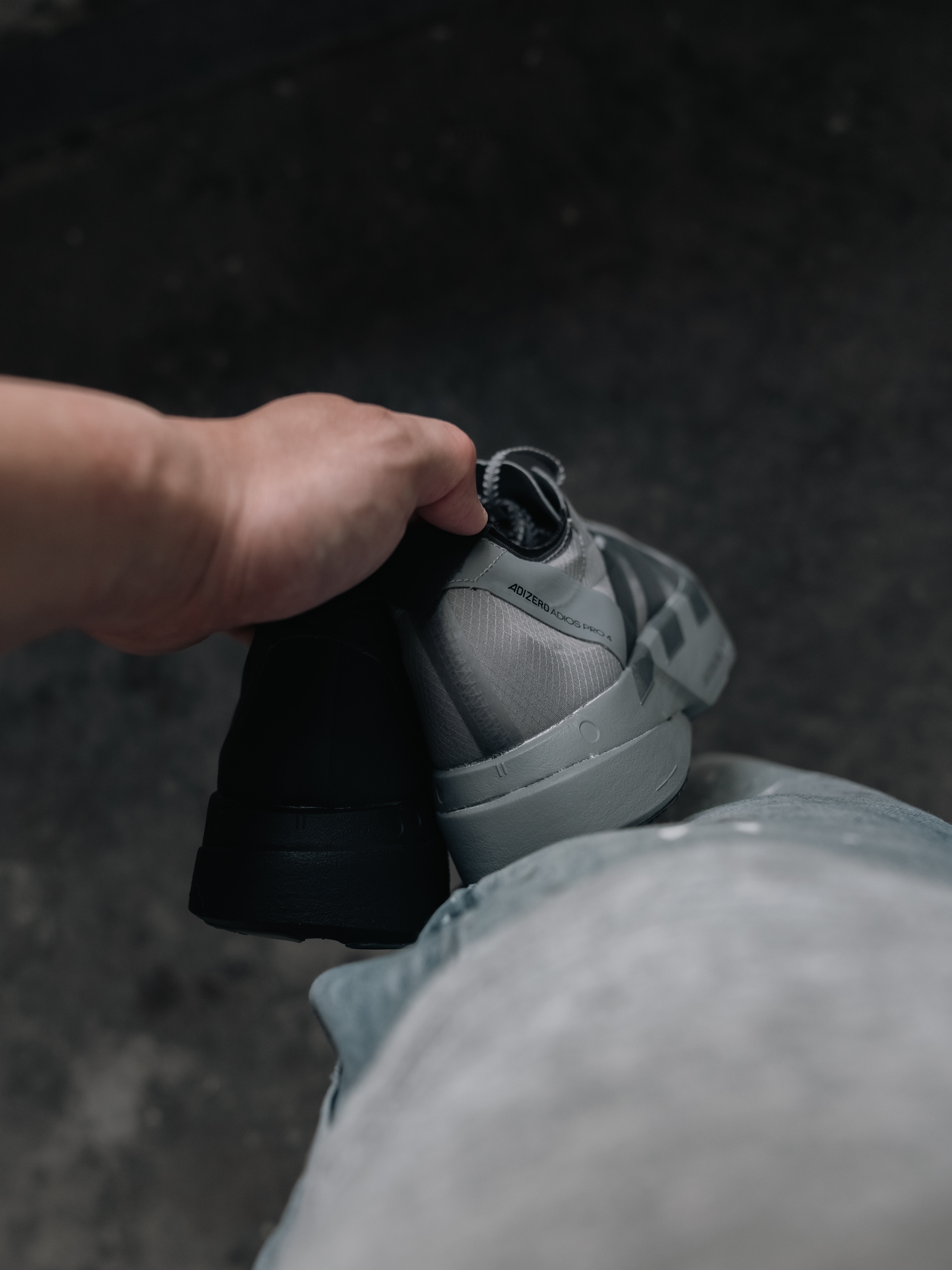 (W) Adidas x Satisfy Adizero Adios Pro 4 Core Black Night Metallic, Adidas x Satisfy Adizero Adios Pro 4 Core Black Grey Five 착용 스타일 - 1